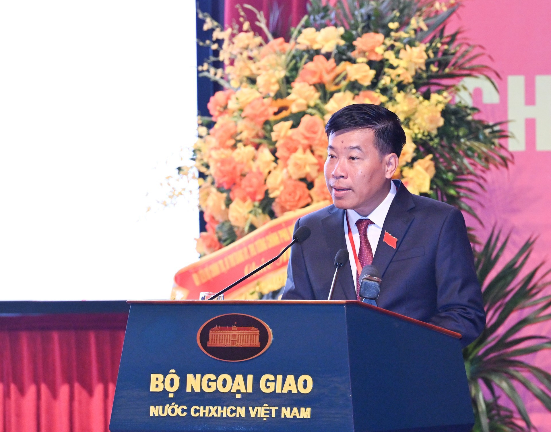 El viceministro de Relaciones Exteriores Nguyen Manh Cuong habla en la cita.