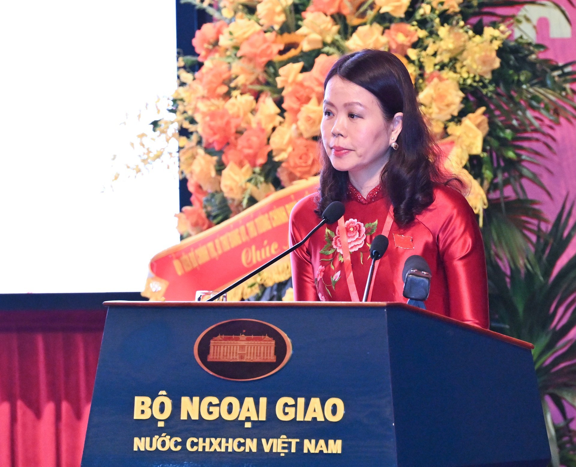 La viceministra de Relaciones Exteriores Nguyen Minh Hang habla en la cita.