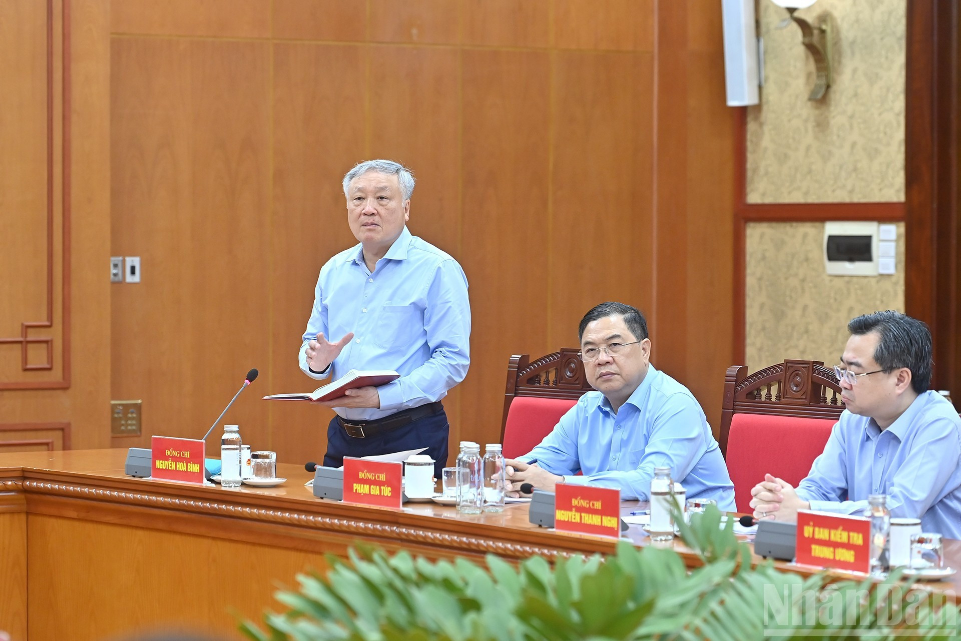 El vicepremier permanente Nguyen Hoa Binh presenta un informe. El vicepremier permanente Nguyen Hoa Binh presenta un informe.