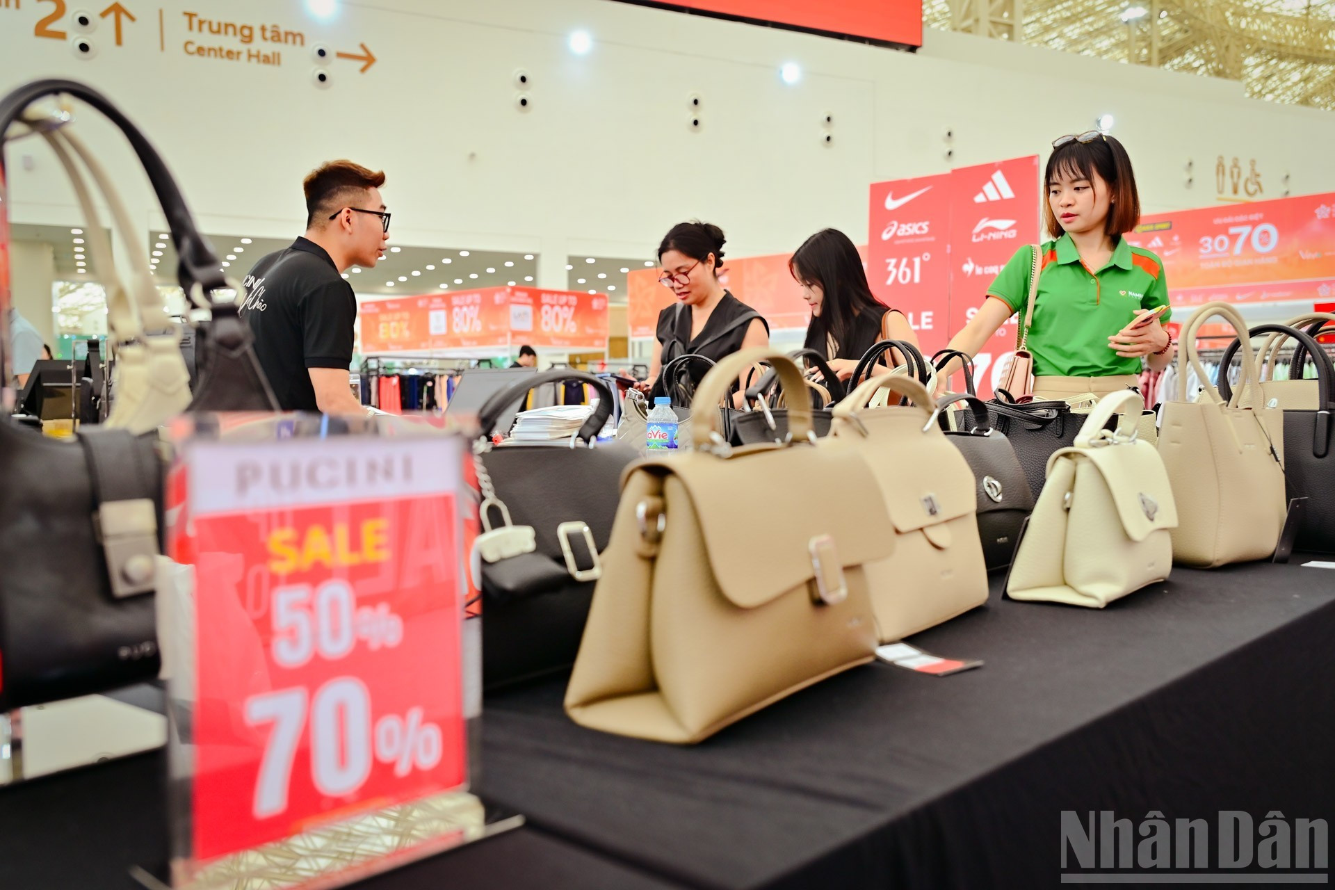 Los stands de moda atraen a una gran multitud de visitantes. Los stands de moda atraen a una gran multitud de visitantes.