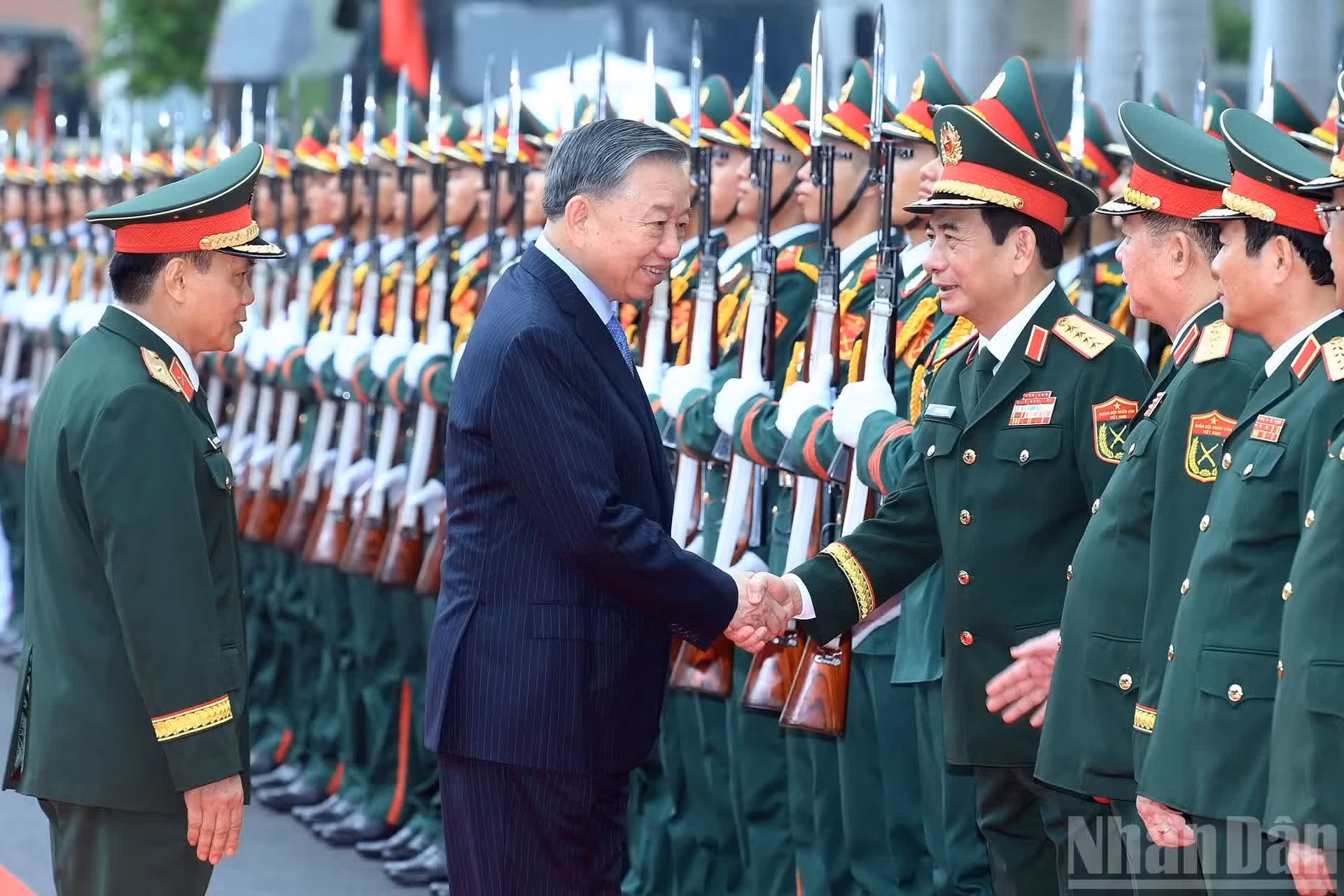 El máximo líder vietnamita saluda a los asistentes.