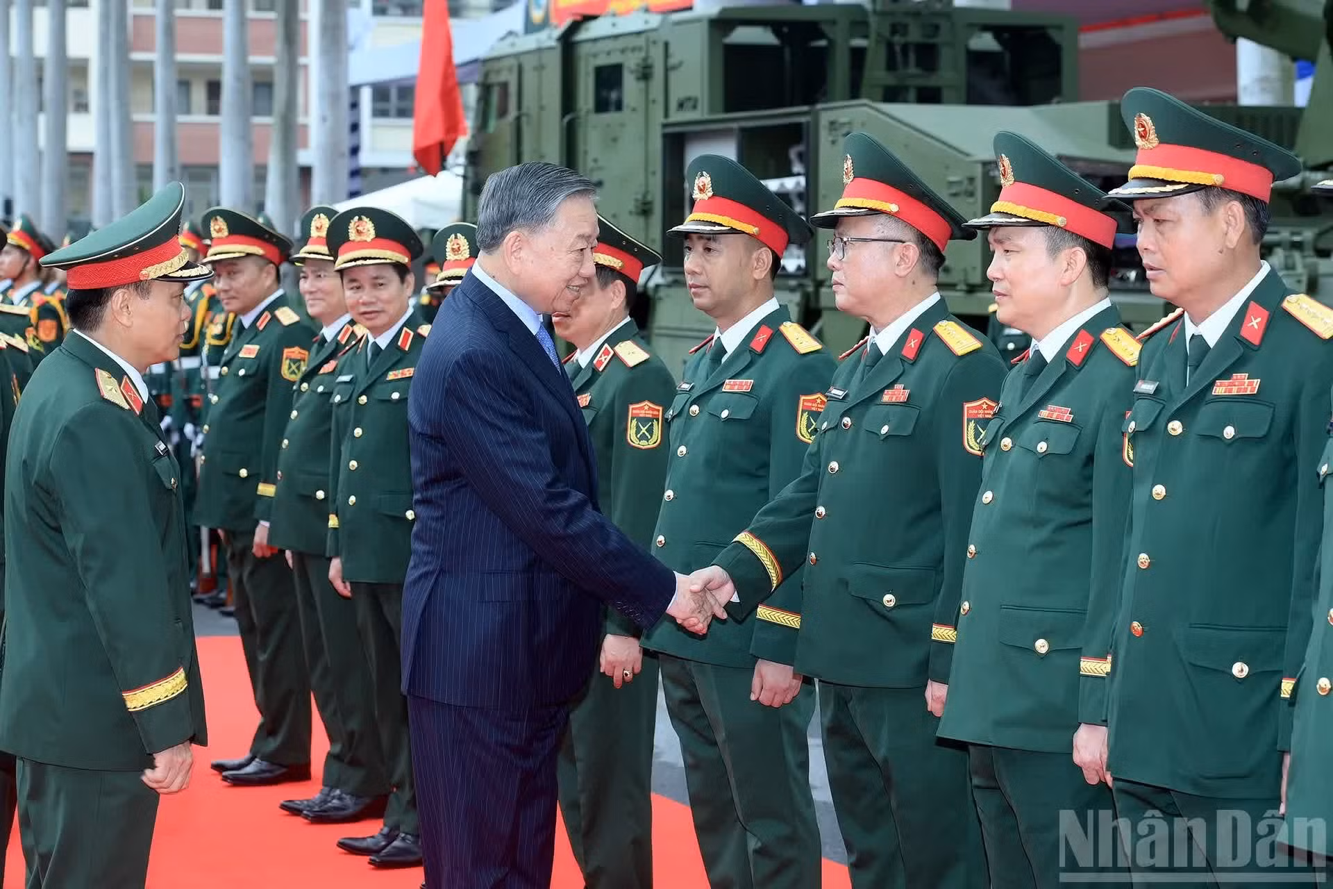 El máximo líder vietnamita saluda a los asistentes.