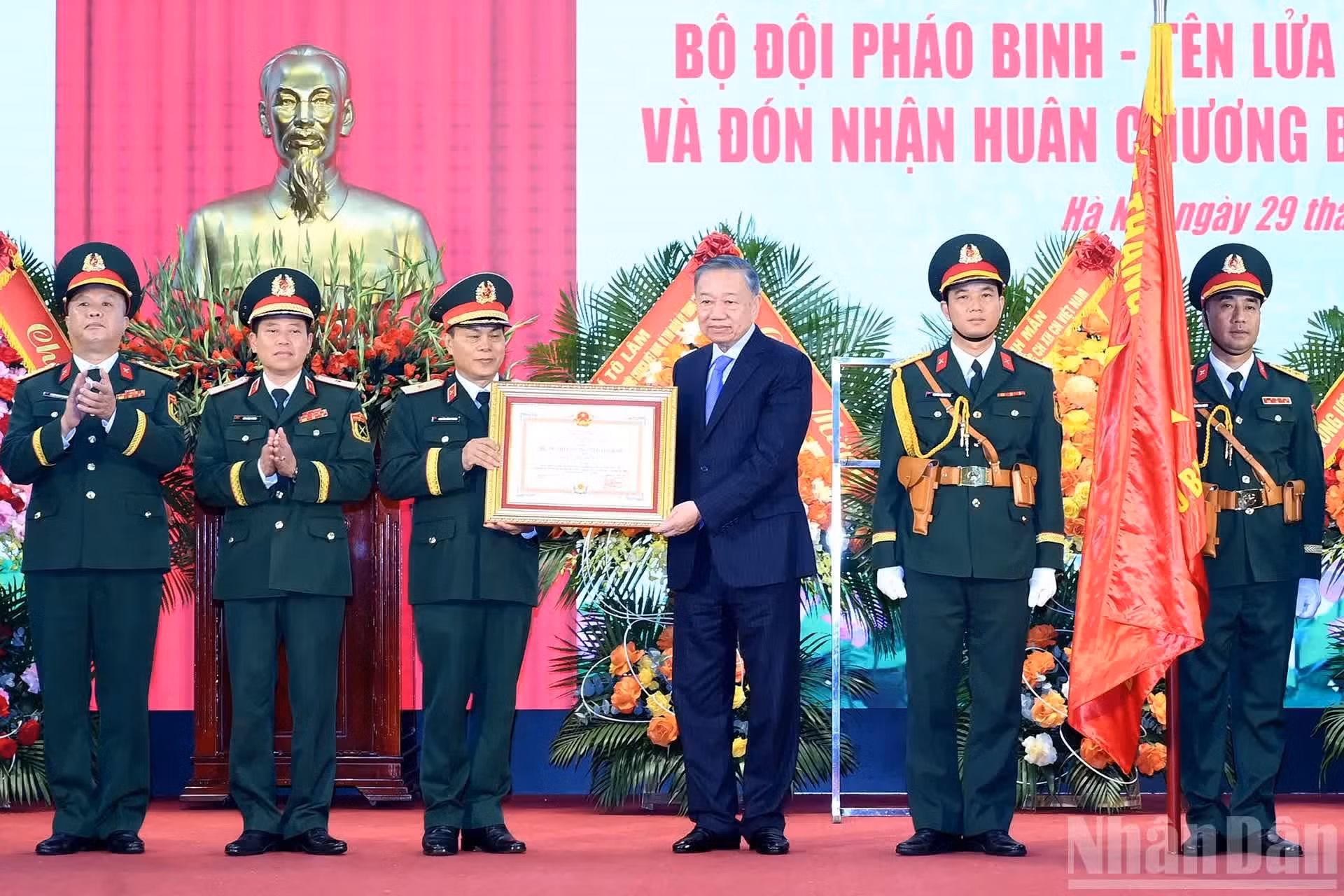El máximo dirigente vietnamita To Lam entrega la Orden de Defensa de la Patria de Primera Clase a esta fuerza militar.