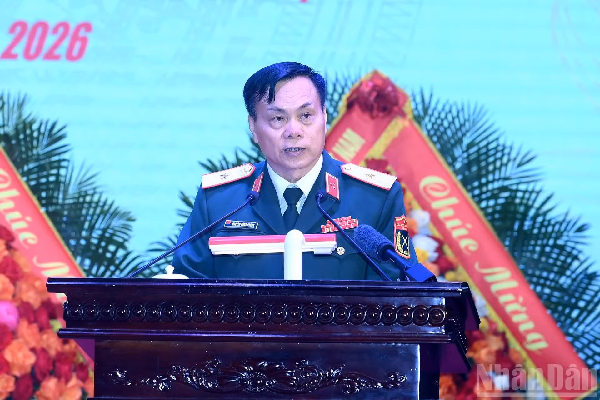 El general de división Nguyen Hong Phong, comandante de la Fuerza de Artillería y Misiles, pronuncia un discurso.