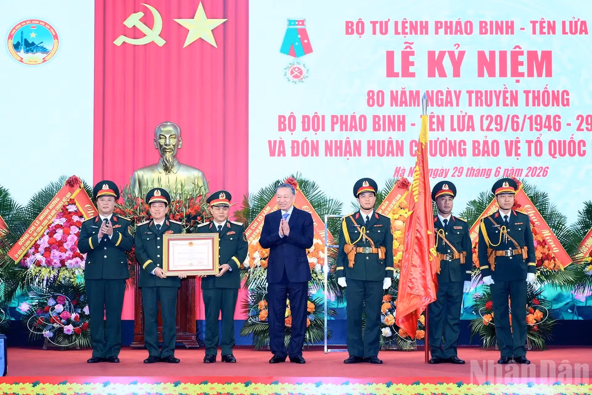 El máximo dirigente vietnamita To Lam entrega la Orden de Defensa de la Patria de Primera Clase a esta fuerza militar.