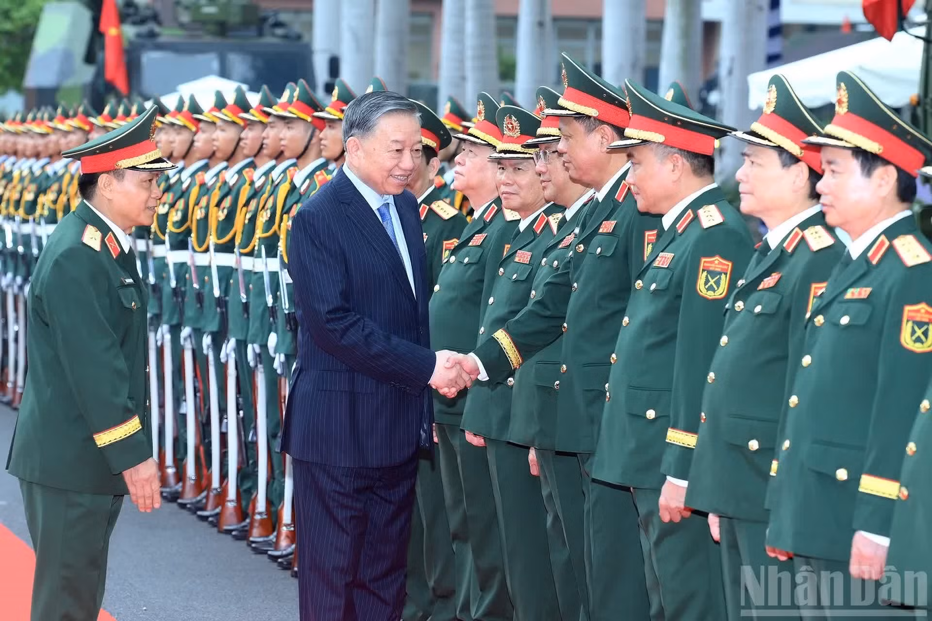 El máximo líder vietnamita saluda a los asistentes.