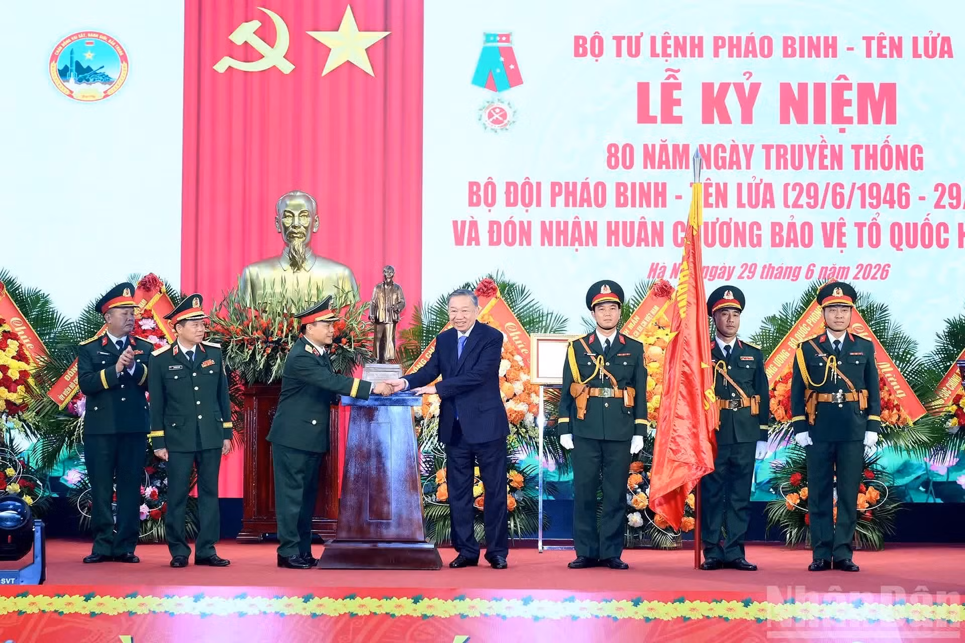 El máximo dirigente vietnamita To Lam regala un obsequio a esta fuerza militar.