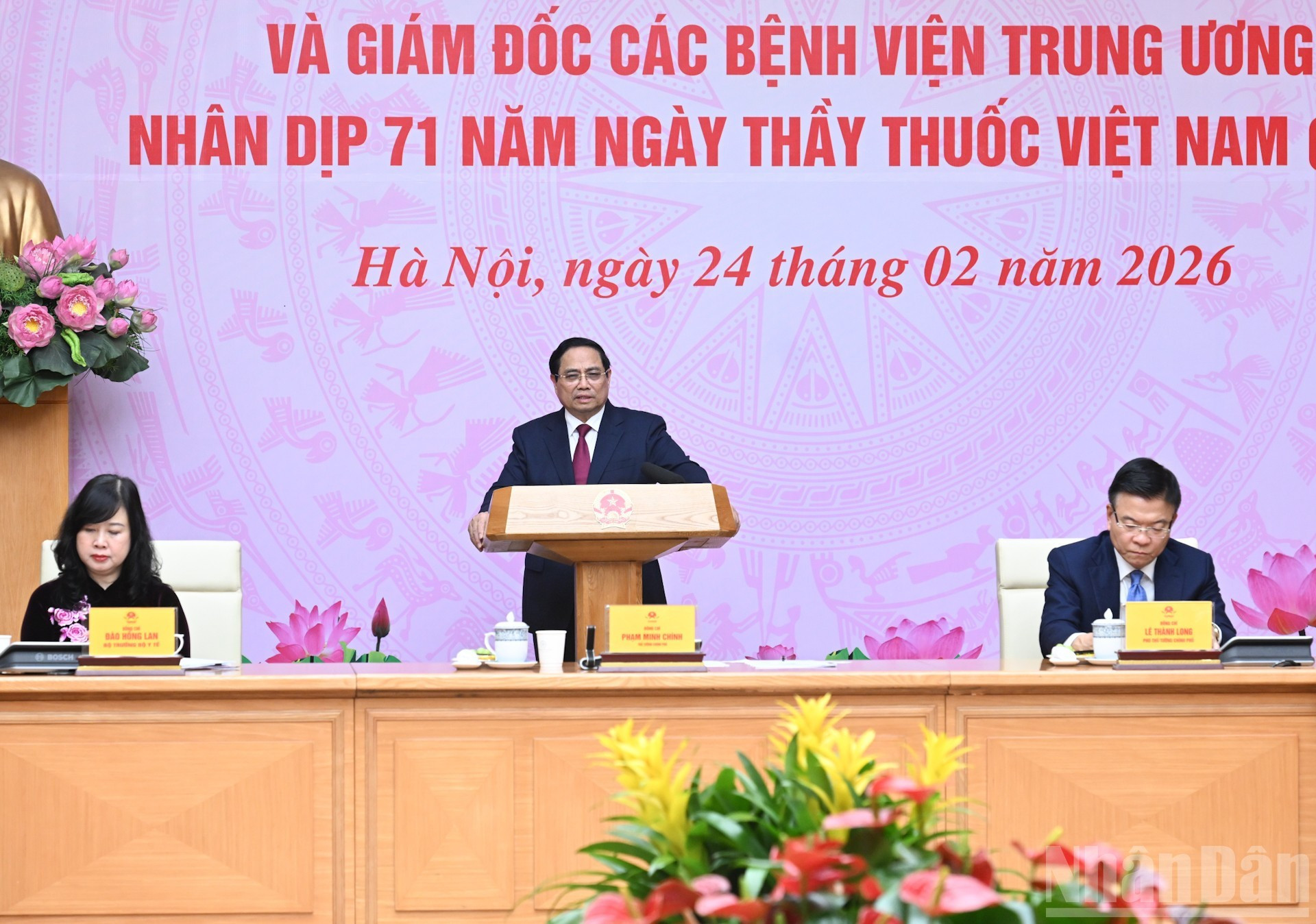 El primer ministro Pham Minh Chinh interviene en el encuentro con científicos destacados del país.