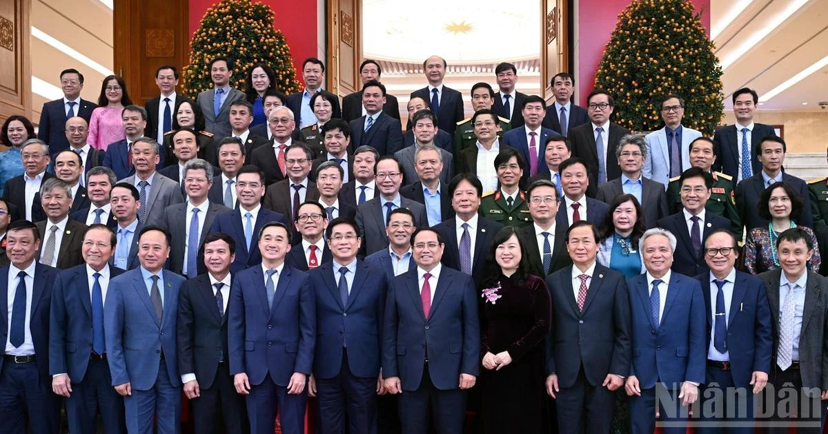[Foto] Primer ministro se reúne con científicos destacados por el Día de Médico de Vietnam