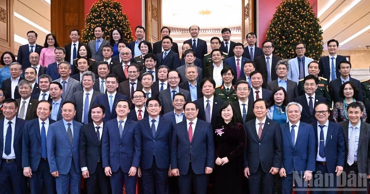 [Foto] Primer ministro se reúne con científicos destacados por el Día de Médico de Vietnam