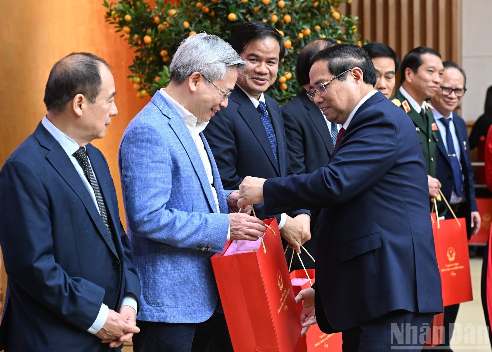 El premier Pham Minh Chinh otorga regalos a destacados científicos y directores de los hospitales en ocasión del Día de Médico de Vietnam.