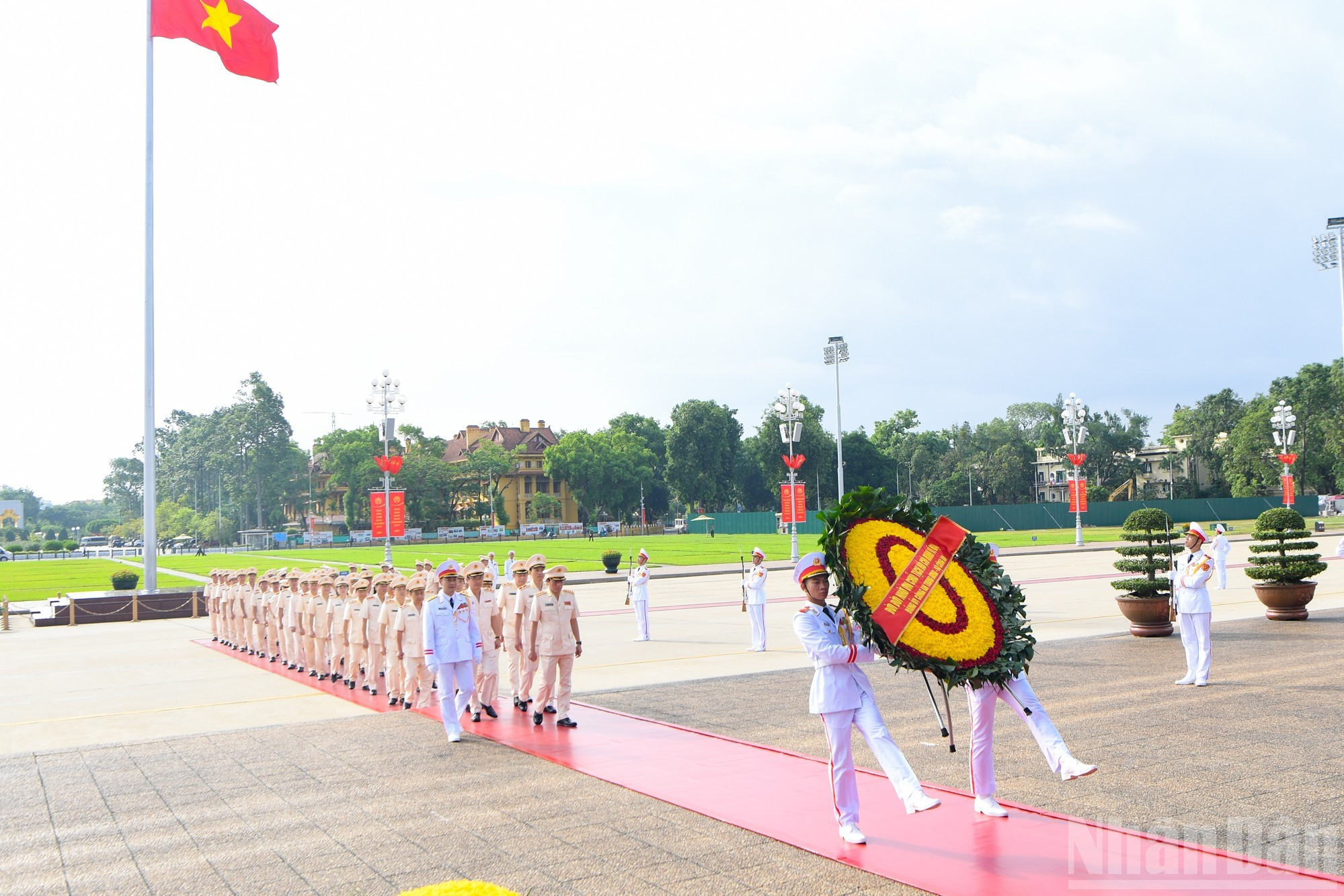 La delegación del Ministerio de Seguridad Pública, encabezada por el ministro, el general Luong Tam Quang, rinde homenaje al Presidente Ho Chi Minh. La delegación del Ministerio de Seguridad Pública, encabezada por el ministro, el general Luong Tam Quang, rinde homenaje al Presidente Ho Chi Minh.