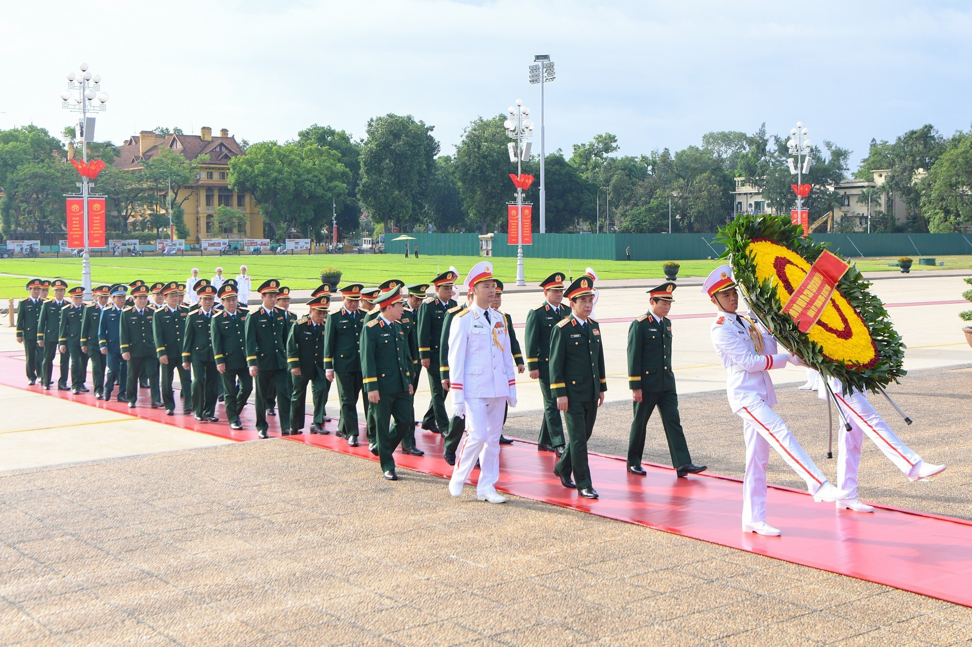 La delegación de la Comisión Militar Central y el Ministerio de Defensa, encabezada por el ministro, el general Phan Van Giang, rinde homenaje al Presidente Ho Chi Minh. La delegación de la Comisión Militar Central y el Ministerio de Defensa, encabezada por el ministro, el general Phan Van Giang, rinde homenaje al Presidente Ho Chi Minh.
