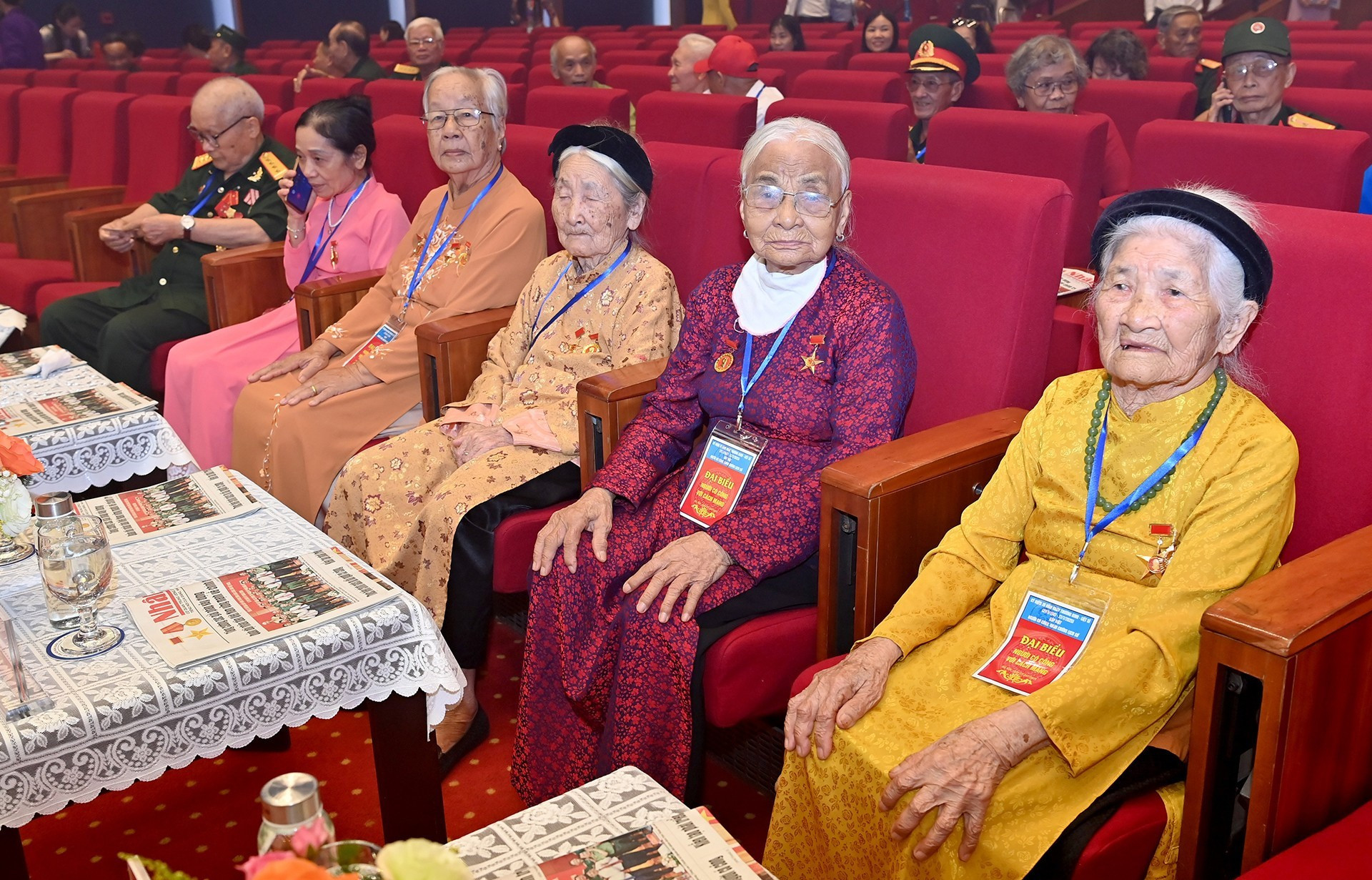 Las madres heroicas vietnamitas en el encuentro.