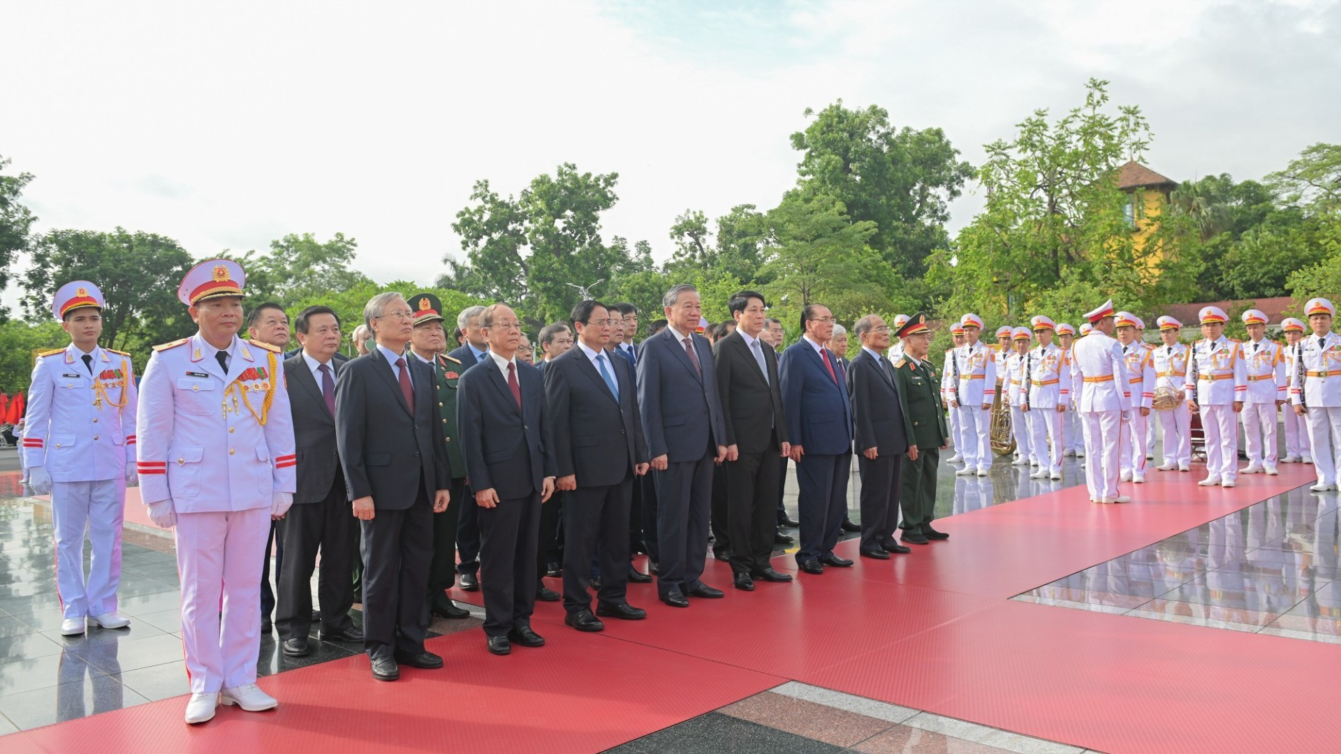 Dirigentes y exlíderes del Partido y Estado homenajean a los mártires. Dirigentes y exlíderes del Partido y Estado homenajean a los mártires.