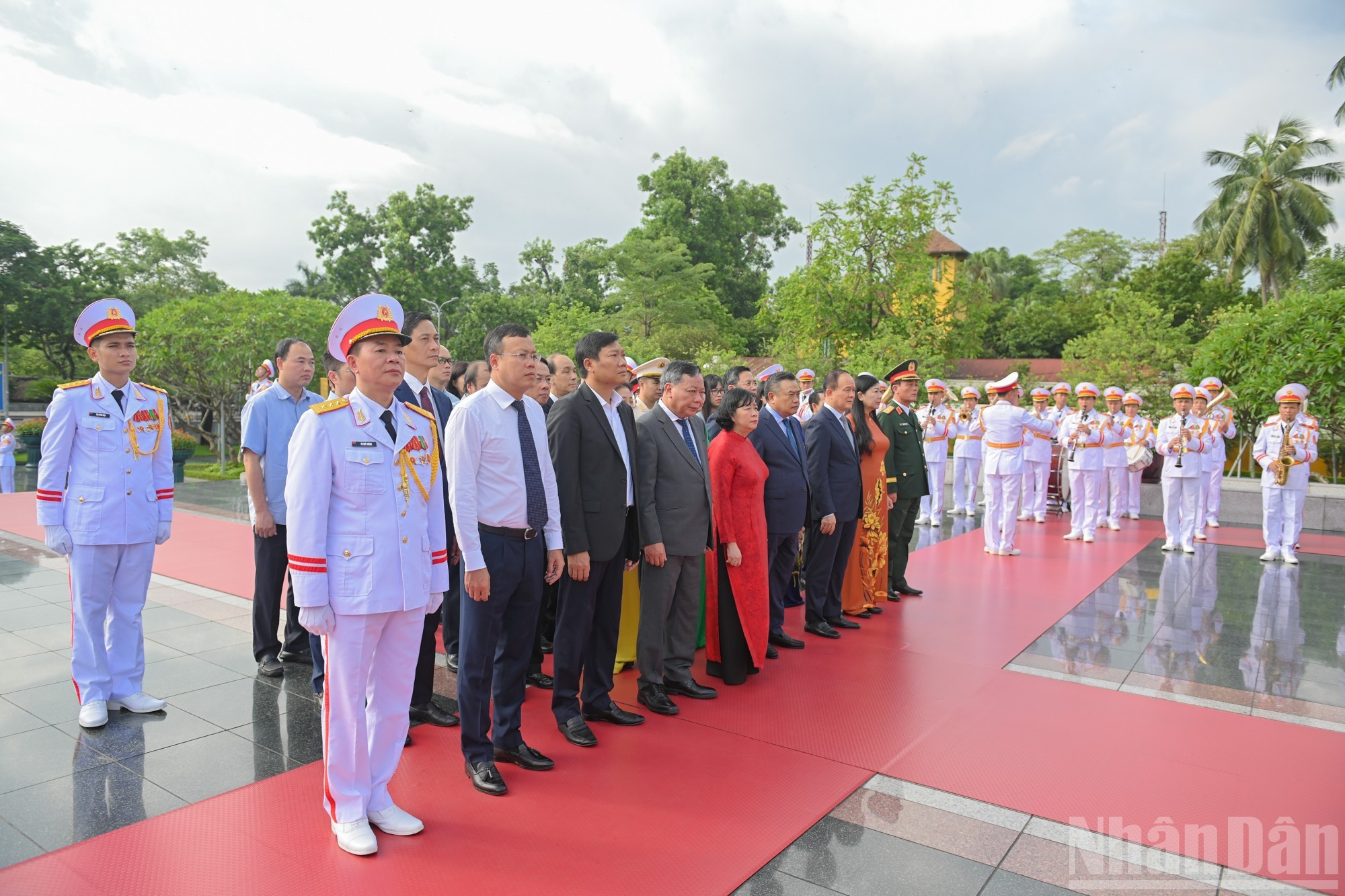 Dirigentes del Comité del Partido, el Comité Popular, el Consejo Popular, el Comité del Frente de la Patria de Vietnam de Hanói homenajean a los mártires. Dirigentes del Comité del Partido, el Comité Popular, el Consejo Popular, el Comité del Frente de la Patria de Vietnam de Hanói homenajean a los mártires.