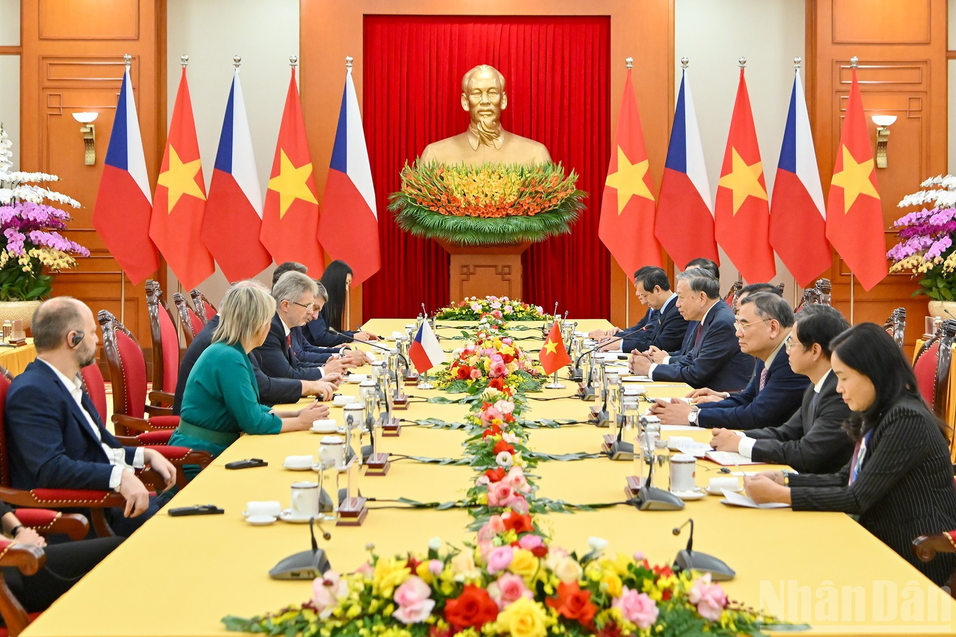 El secretario general del Partido Comunista de Vietnam, To Lam, sostiene un encuentro con el titular del Senado de la República Checa, Milos Vystrcil.