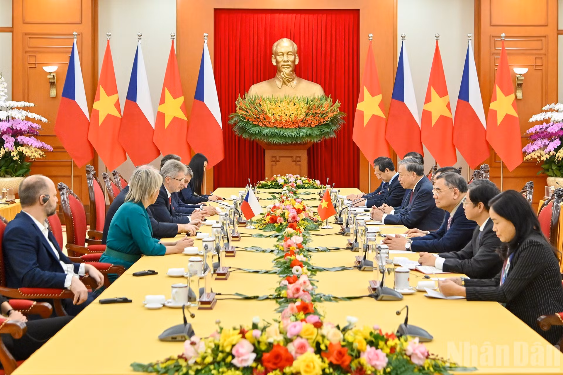 El secretario general del Partido Comunista de Vietnam, To Lam, sostiene un encuentro con el titular del Senado de la República Checa, Milos Vystrcil.