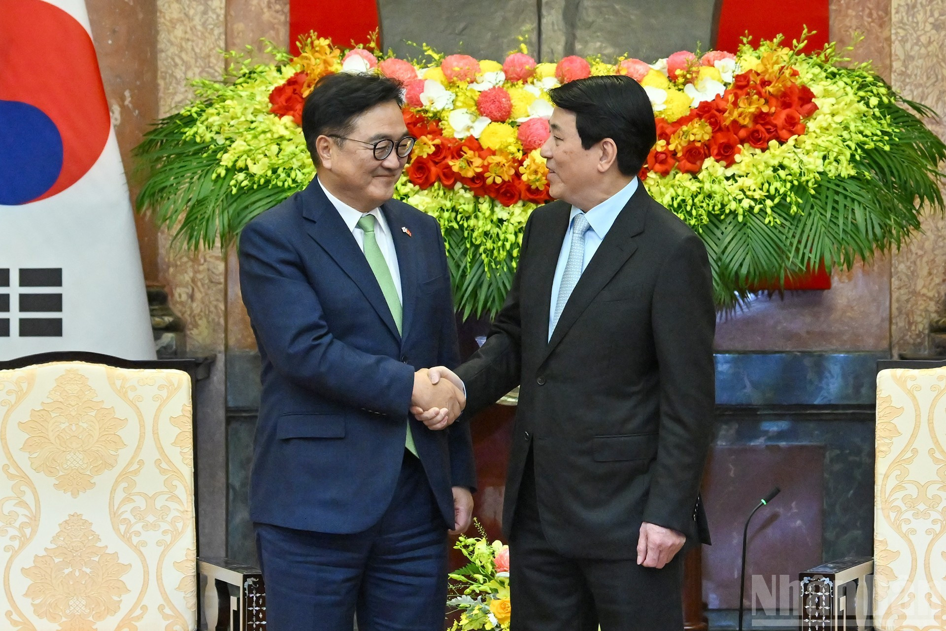 El presidente de Vietnam, Luong Cuong, saluda al titular de la Asamblea Nacional de Corea del Sur, Woo Won Shik.