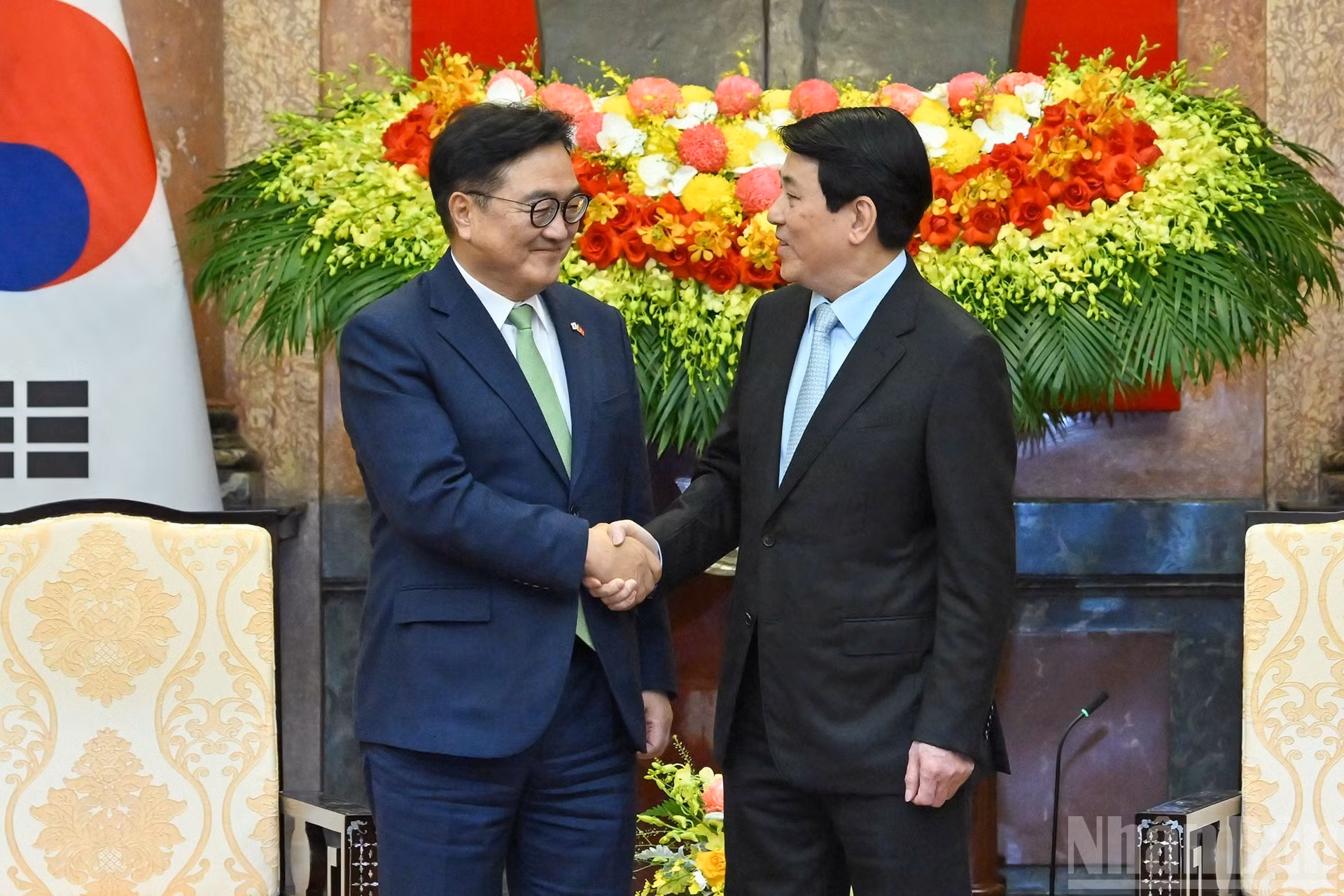 El presidente de Vietnam, Luong Cuong, saluda al titular de la Asamblea Nacional de Corea del Sur, Woo Won Shik.