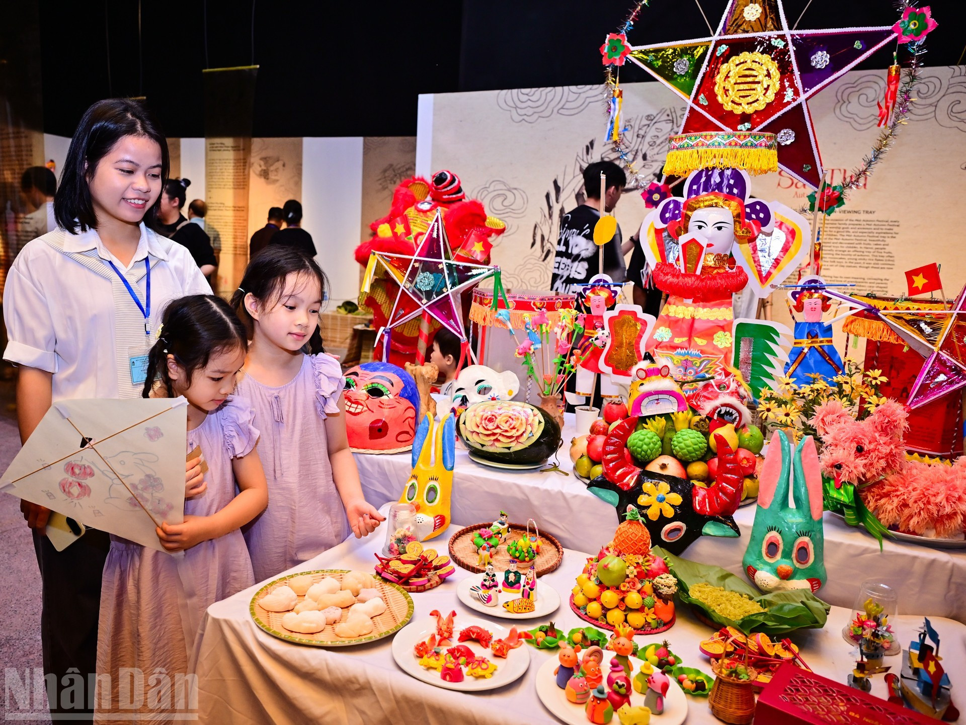 Los niños aprenden la historia y la cultura de la bandeja de ofrendas del Festival del Medio Otoño.