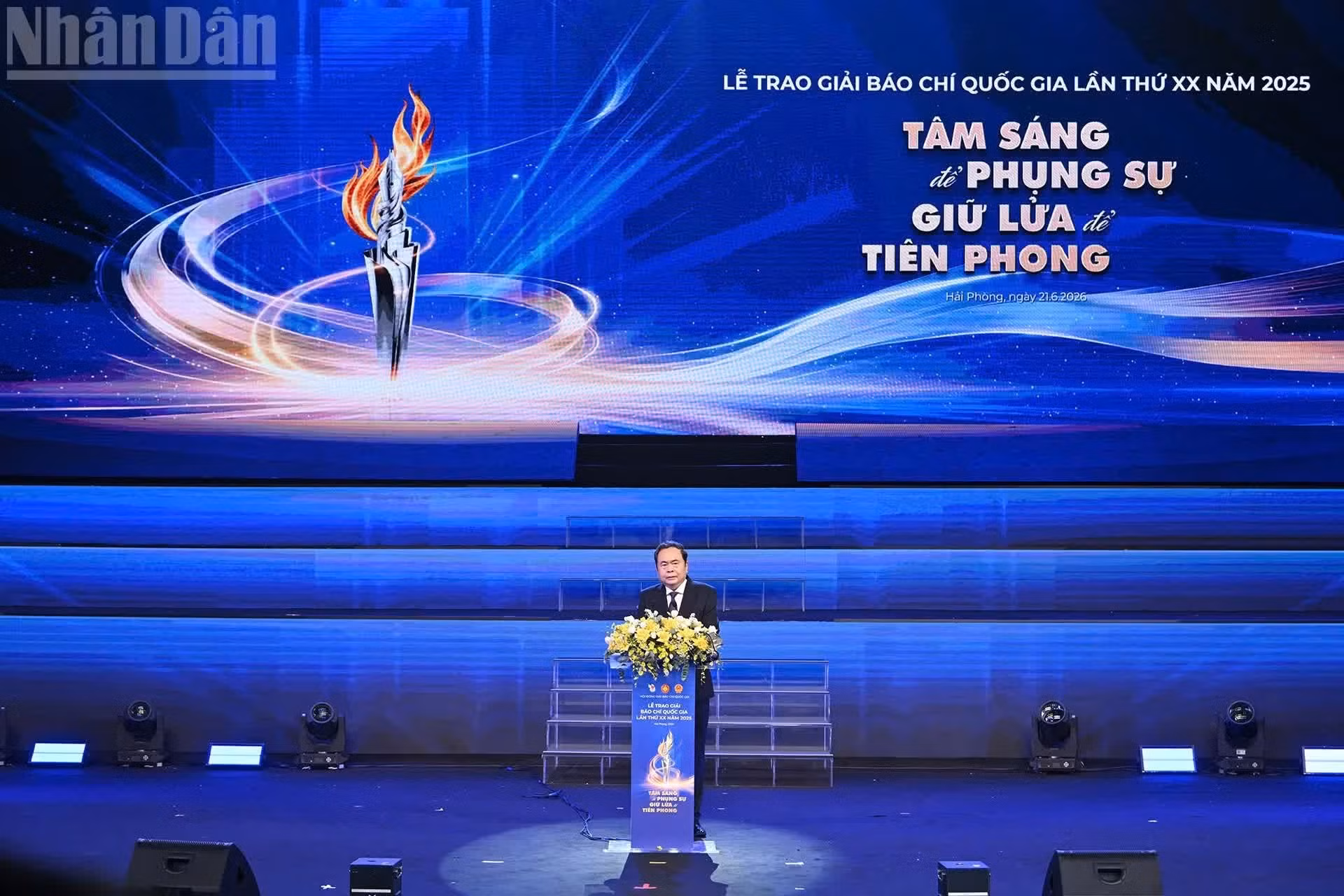 Al intervenir en la ceremonia, el presidente de la Asamblea Nacional de Vietnam, Tran Thanh Man, felicita a los periodistas de todo el país, especialmente a los autores y equipos distinguidos en esta ocasión.