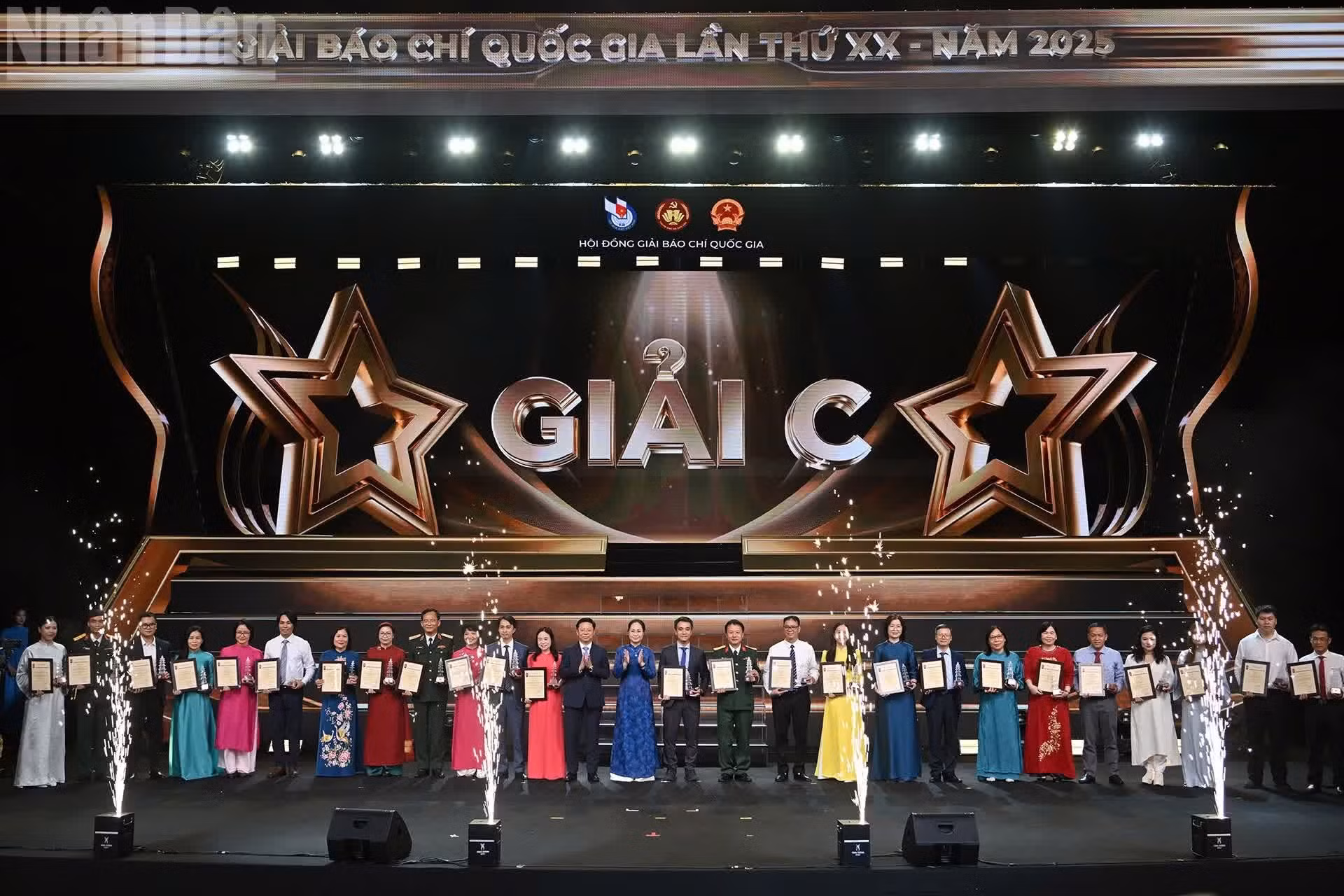 La vicepresidenta del país, Vo Thi Anh Xuan, y la vicepresidenta de la Asamblea Nacional, Nguyen Thi Thanh, otorgan los premios C.