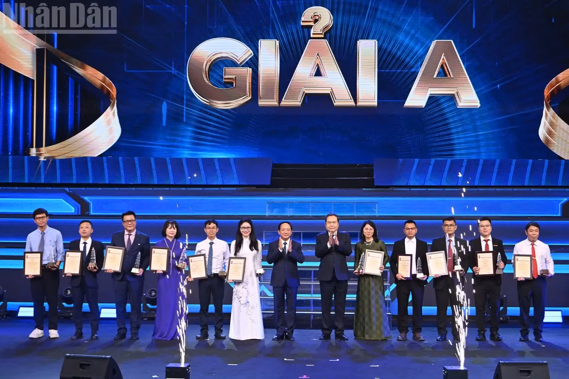 El presidente de la Asamblea Nacional, Tran Thanh Man, y Trinh Van Quyet, miembro del Buró Político, secretario del Comité Central del Partido y jefe de la Comisión de Propaganda y Movilización de Masas, entregan los premios A a los autores y equipos galardonados.