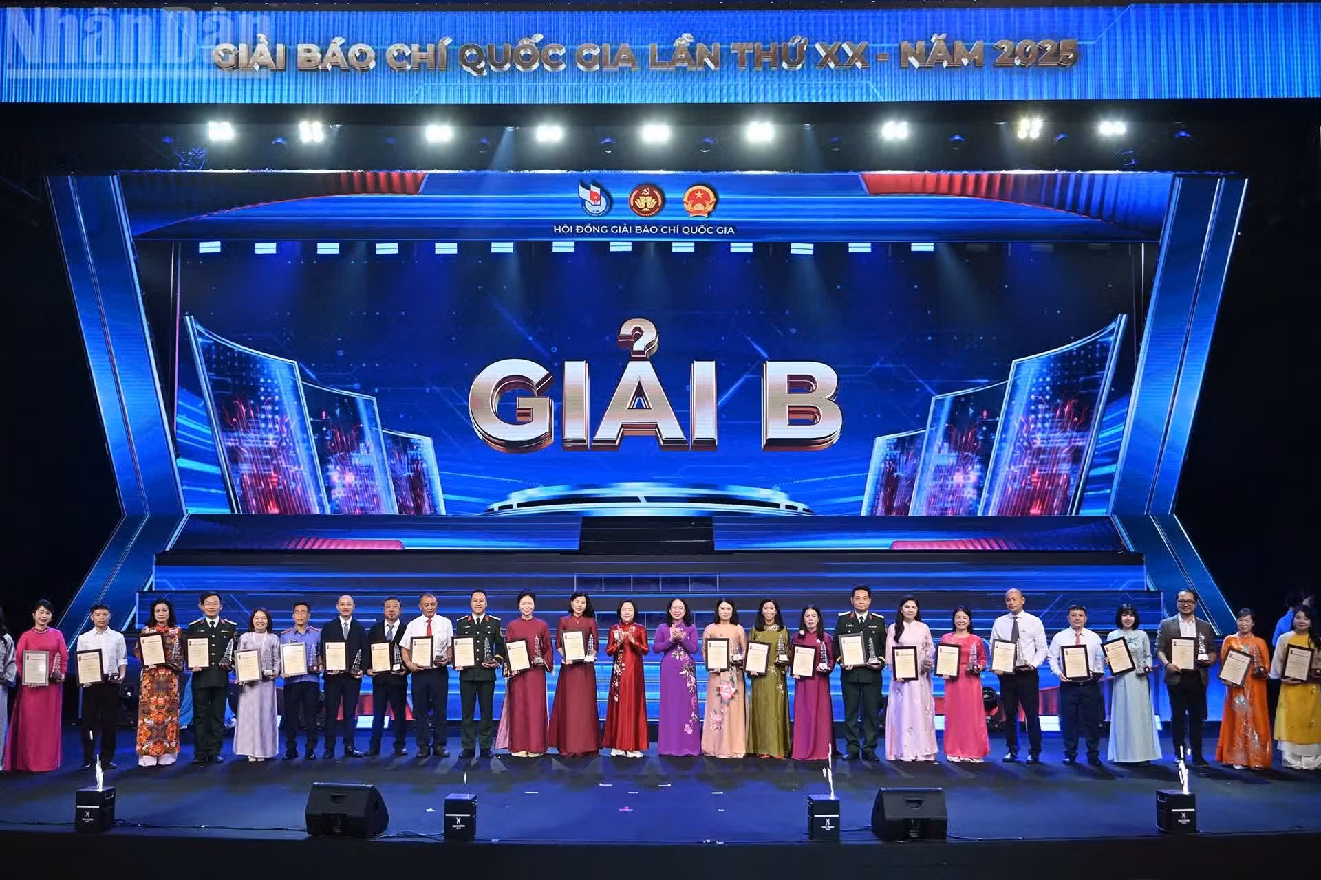 La vicepresidenta del país, Vo Thi Anh Xuan, y la vicepresidenta de la Asamblea Nacional de Vietnam, Nguyen Thi Thanh, entregan los premios B.