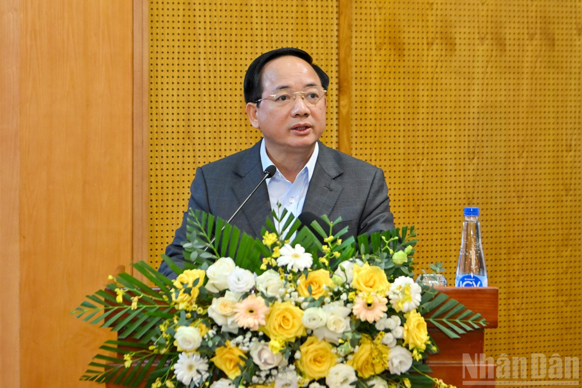 El jefe de la Comisión de Propaganda y Movilización de Masas del Comité Central del PCV, Trinh Van Quyet, habla en la conferencia.