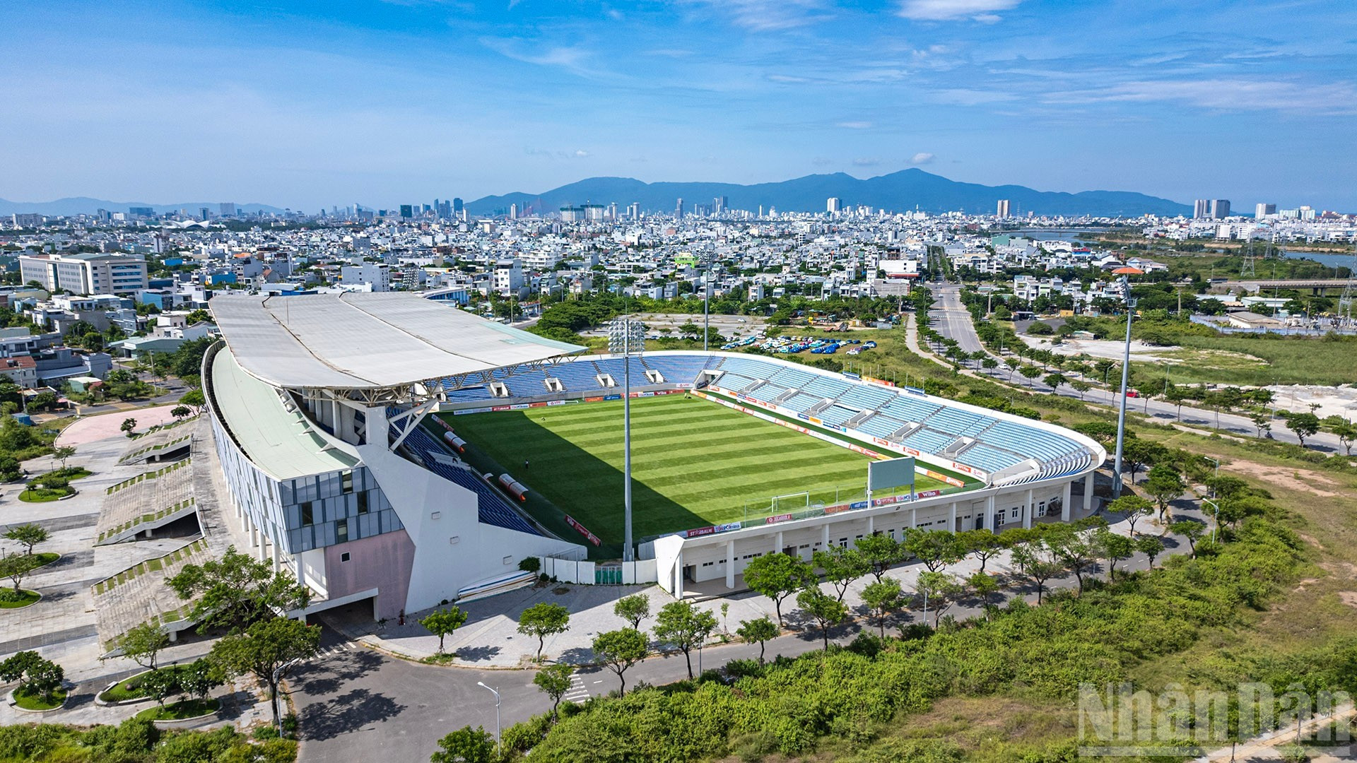 El Estadio Hoa Xuan, con un aforo de 20 mil asientos, acaba de ser renovado y puesto en funcionamiento. Este cambio permite acoger entrenamientos deportivos y competiciones nacionales e internacionales.