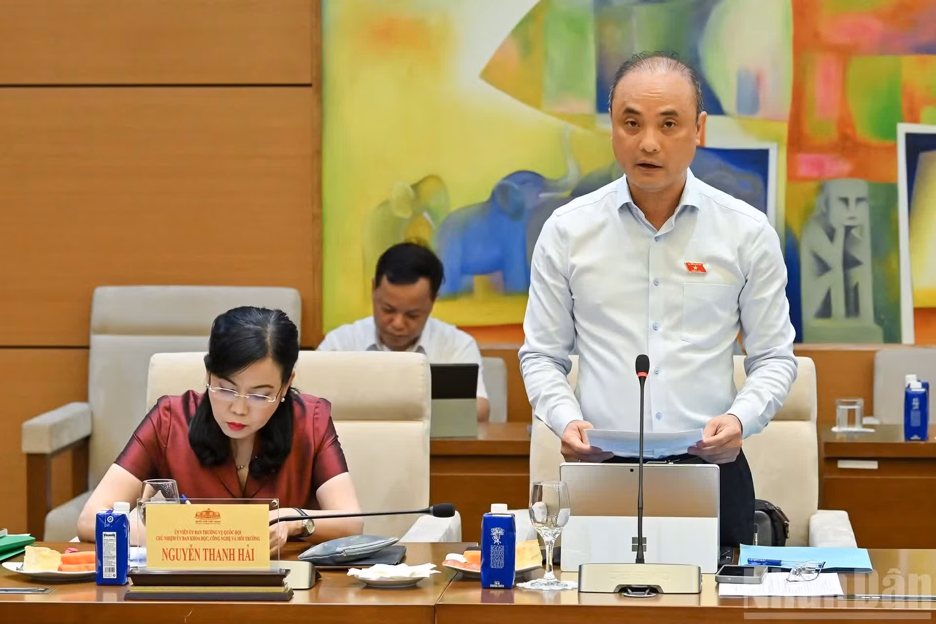 Nguyen Phuong Tuan, subjefe de la Comisión de Ciencia, Tecnología y Medio Ambiente de la Asamblea Nacional, presenta un informe.