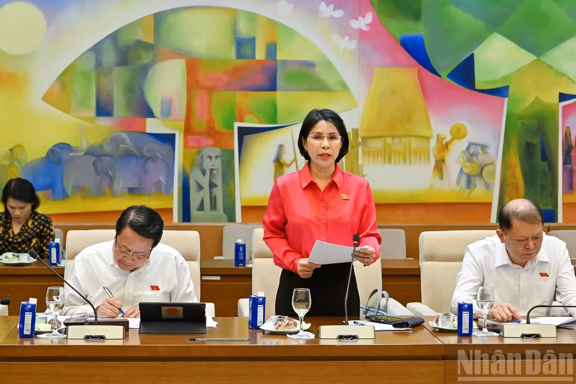 La subjefa de la Comisión de Petición Popular y Supervisión, Tran Thi Nhi Ha, presenta un informe.