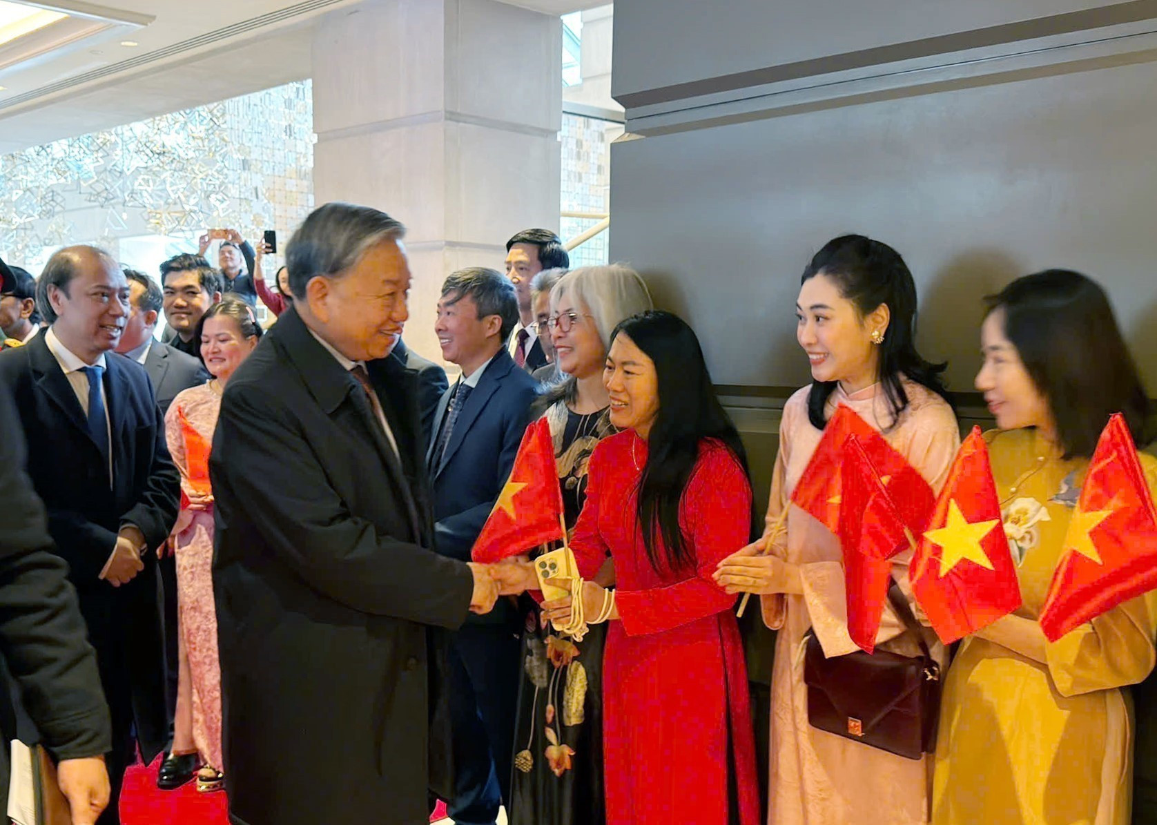 Funcionarios en la Embajada de Vietnam en Estados Unidos dan bienvenida al secretario general To Lam.