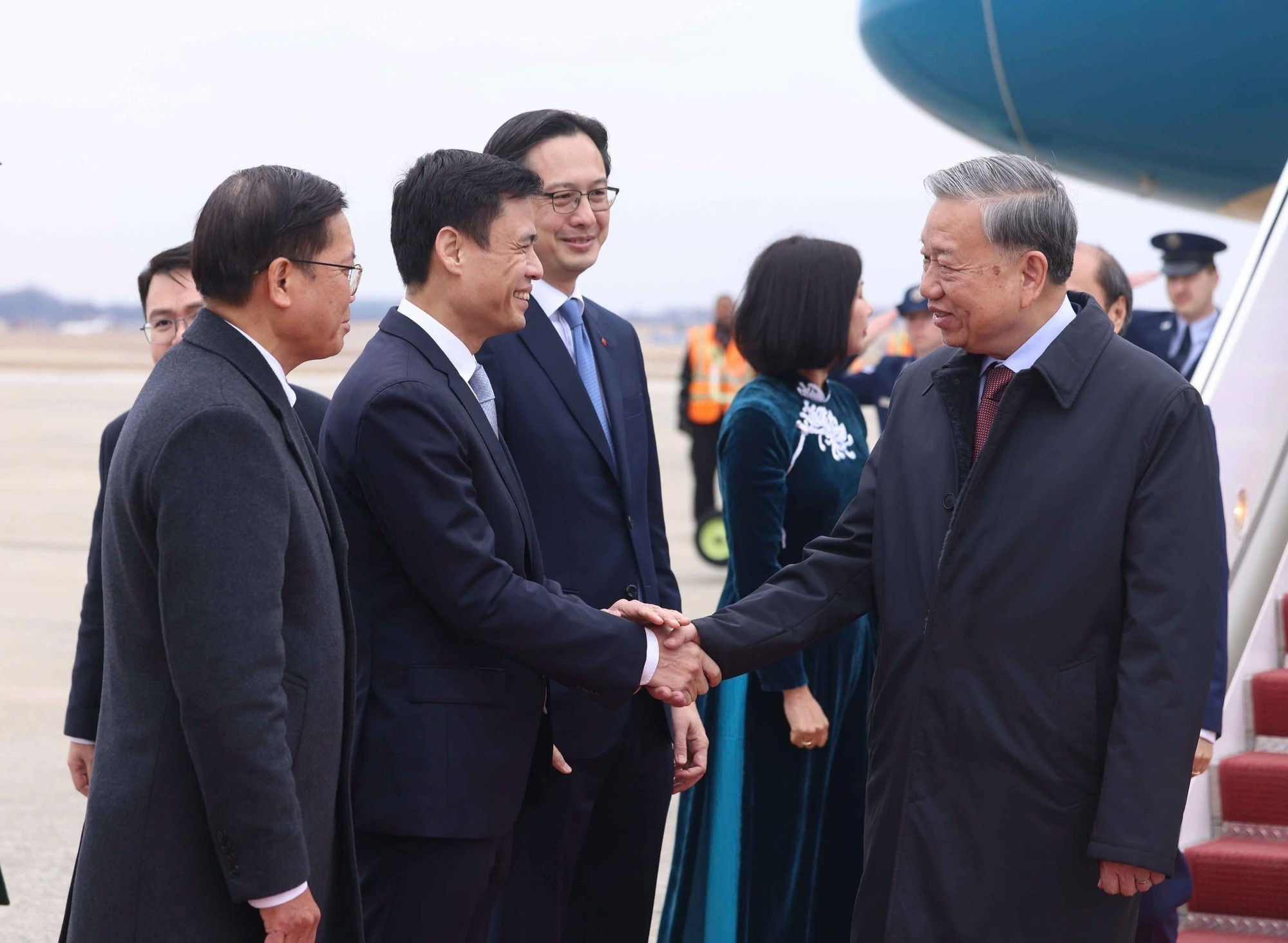 El secretario general To Lam saluda a los funcionarios vietnamitas acreditados en Estados Unidos.