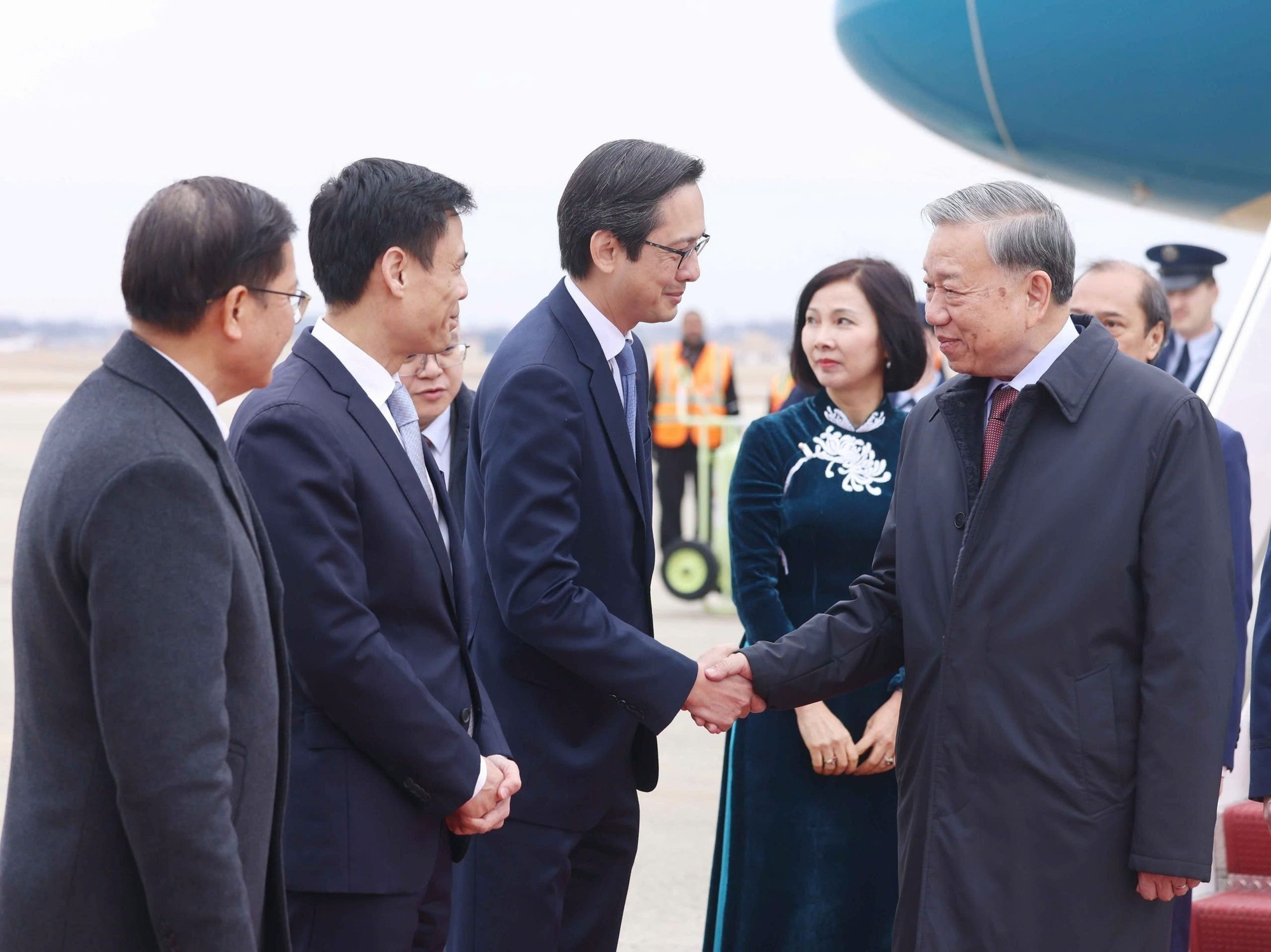 Funcionarios vietnamitas acreditados en Estados Unidos dan bienvenida al secretario general To Lam y a la delegación que lo acompaña.