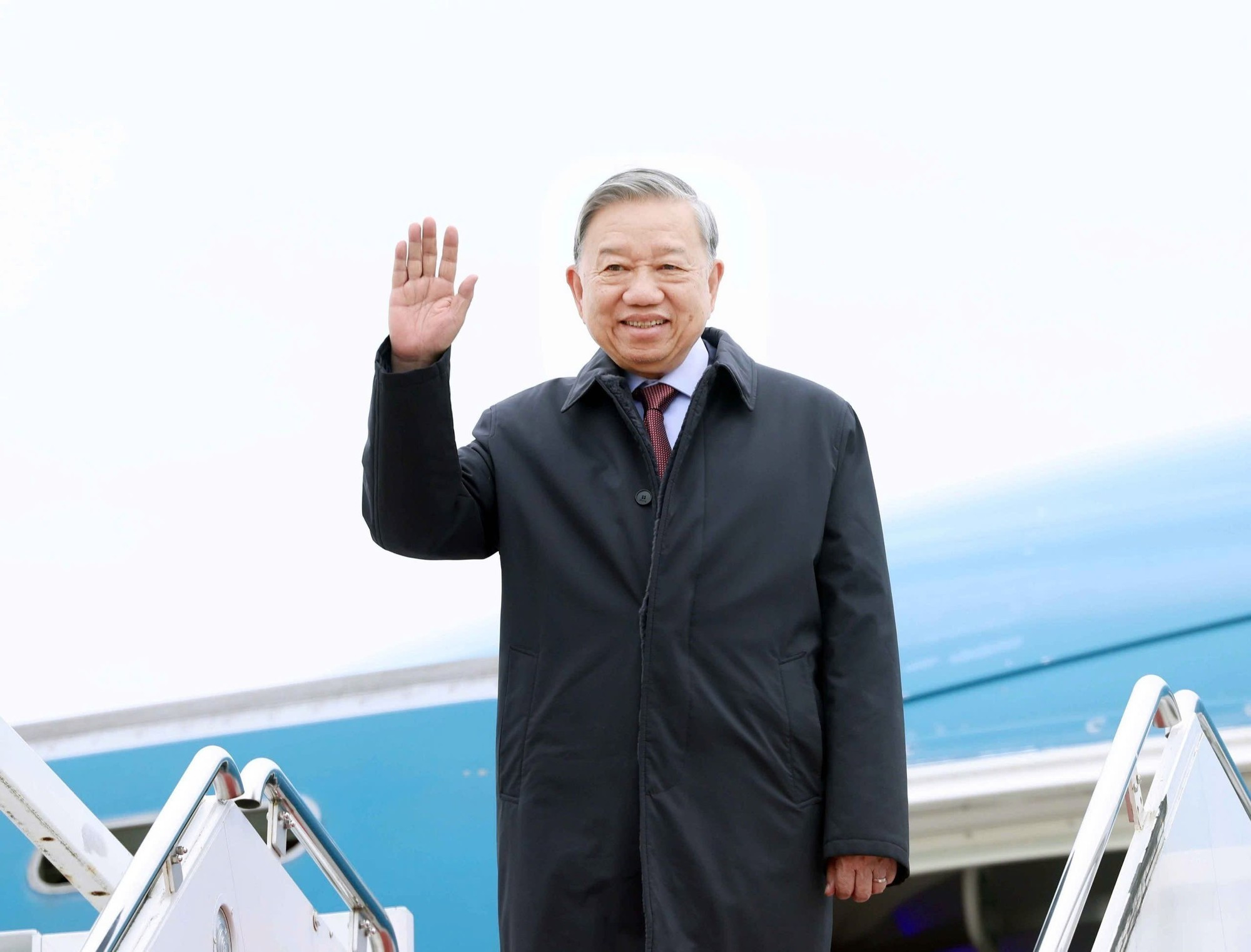 El secretario general del PCV, To Lam, llega al aeropuerto de la Base Aérea Andrews.