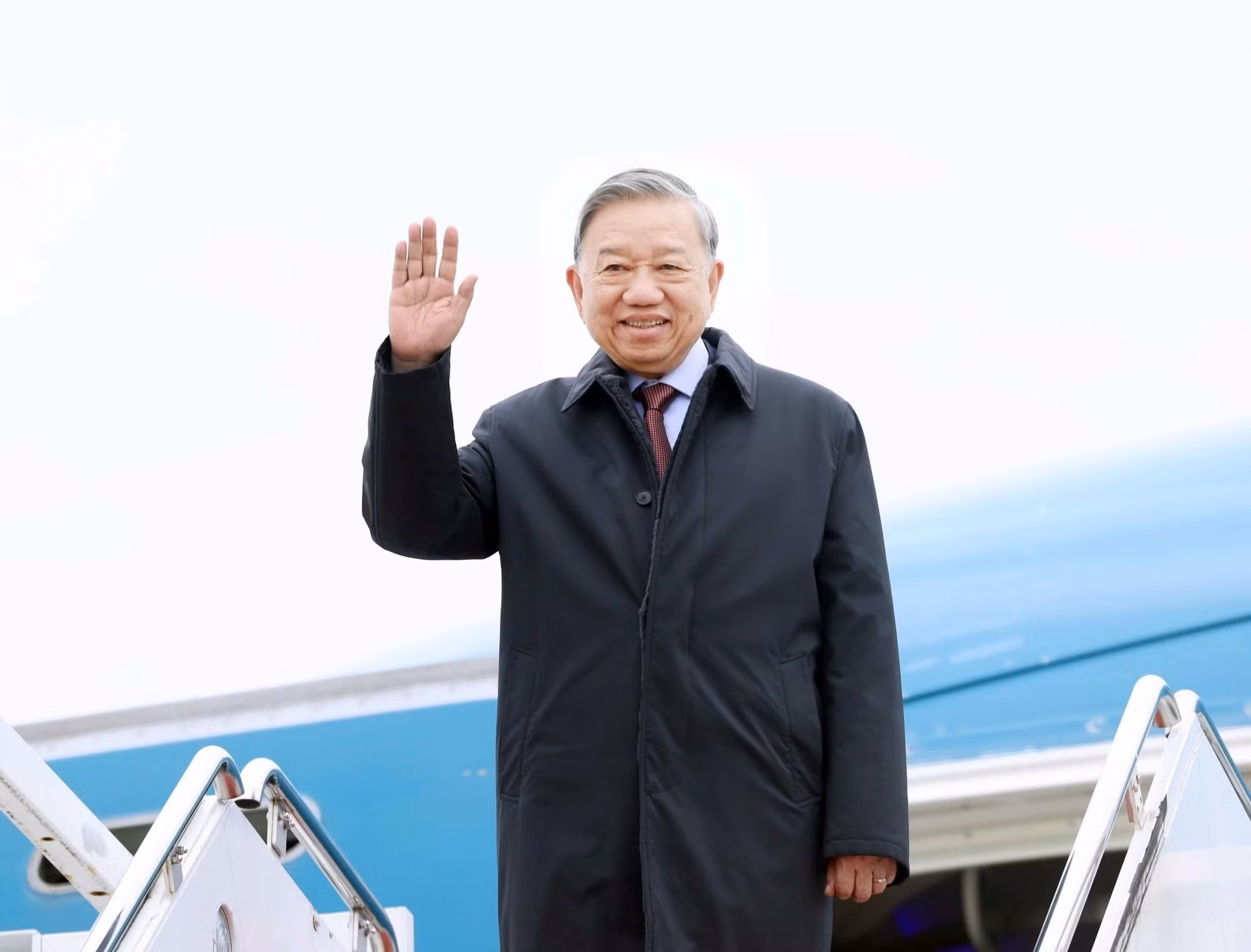 El secretario general del PCV, To Lam, llega al aeropuerto de la Base Aérea Andrews.