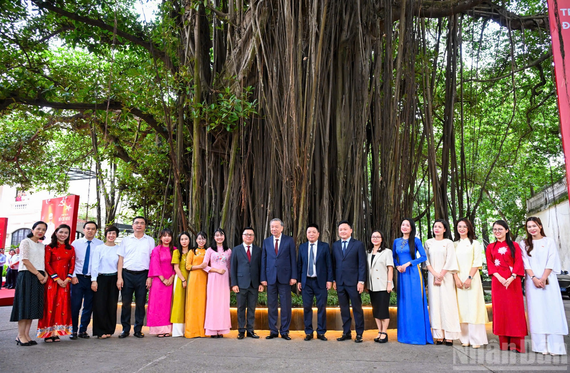 El dirigente partidista de Vietnam, To Lam, y los periodistas de Nhan Dan.