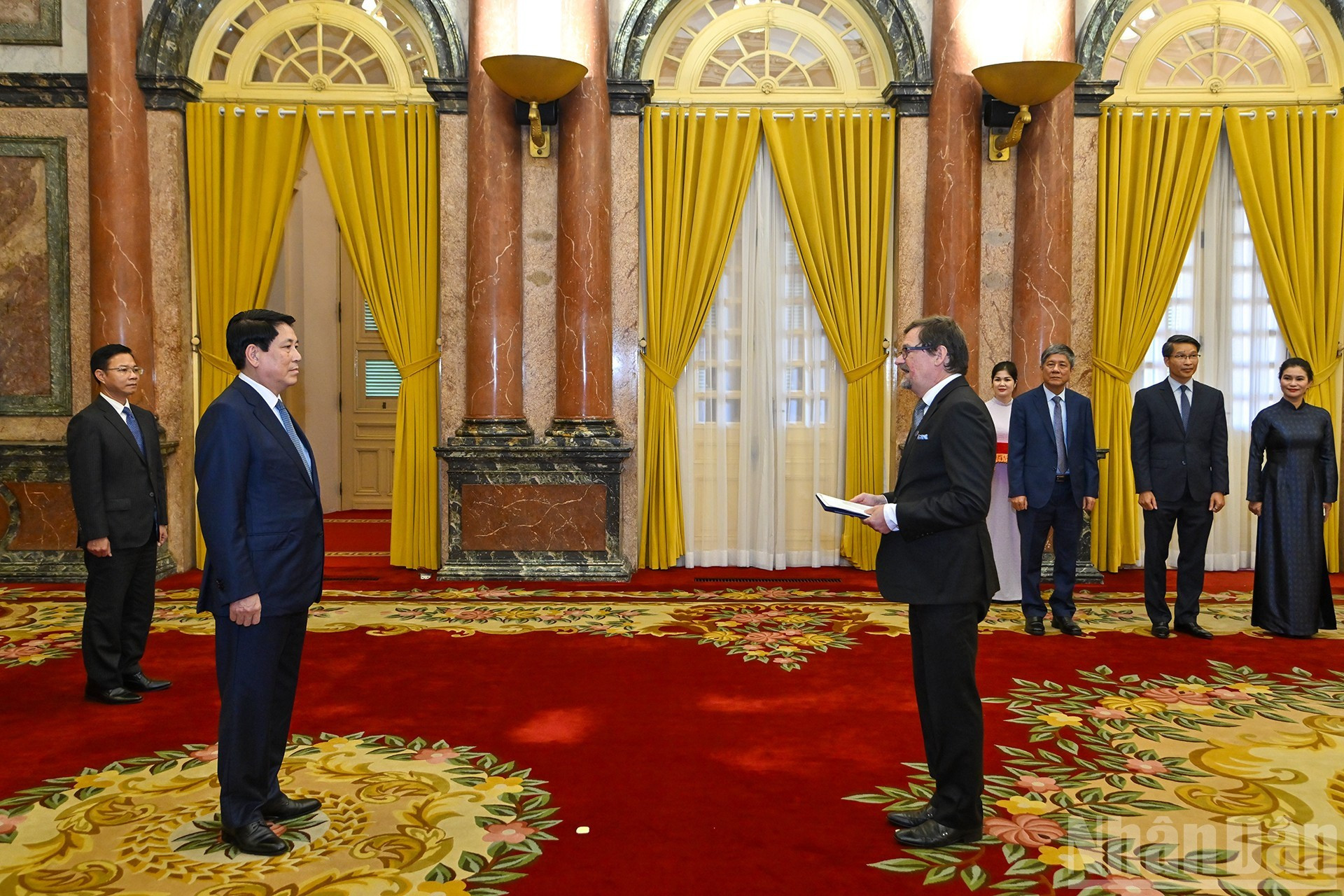 El embajador de Finlandia, Pekka Voutilainen, entrega sus cartas credenciales al presidente Luong Cuong. El embajador de Finlandia, Pekka Voutilainen, entrega sus cartas credenciales al presidente Luong Cuong.