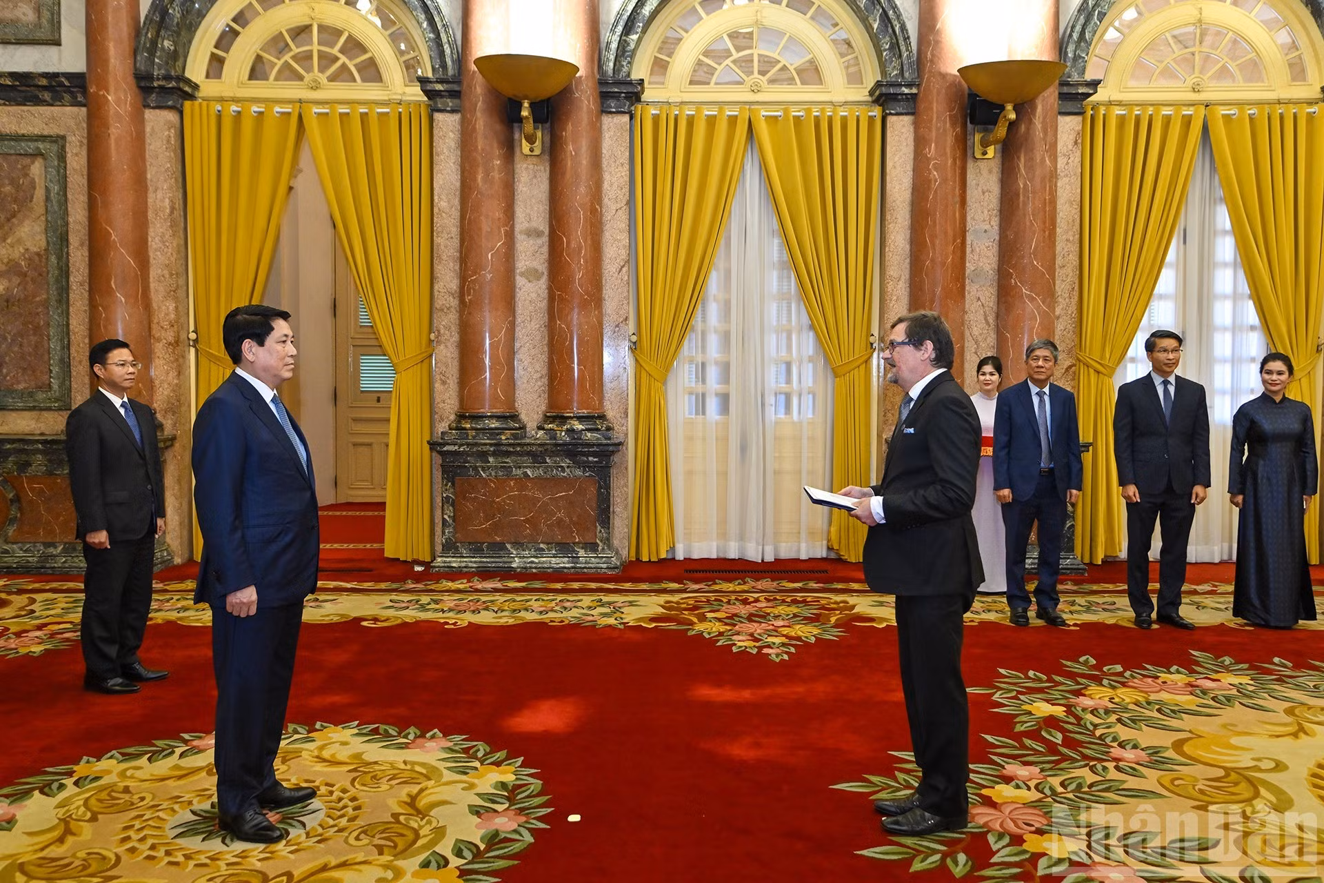 El embajador de Finlandia, Pekka Voutilainen, entrega sus cartas credenciales al presidente Luong Cuong.