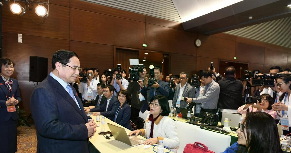[Foto] Premier vietnamita visita el Centro de Prensa del XIV Congreso Nacional del Partido