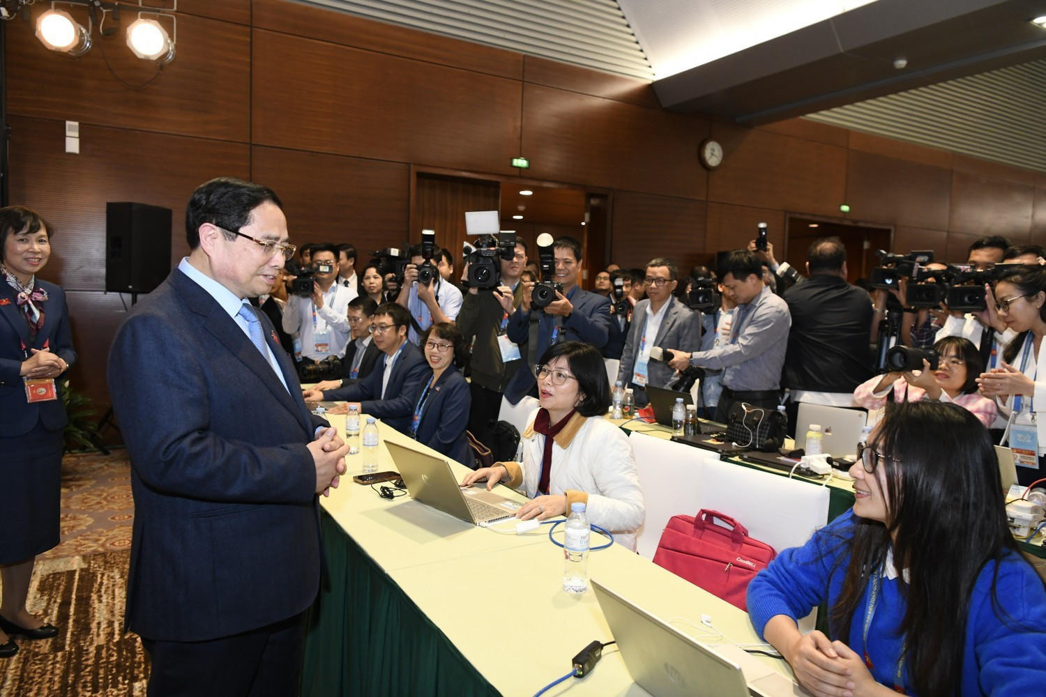 El premier Pham Minh Chinh alent a los periodistas que están cubriendo el evento.