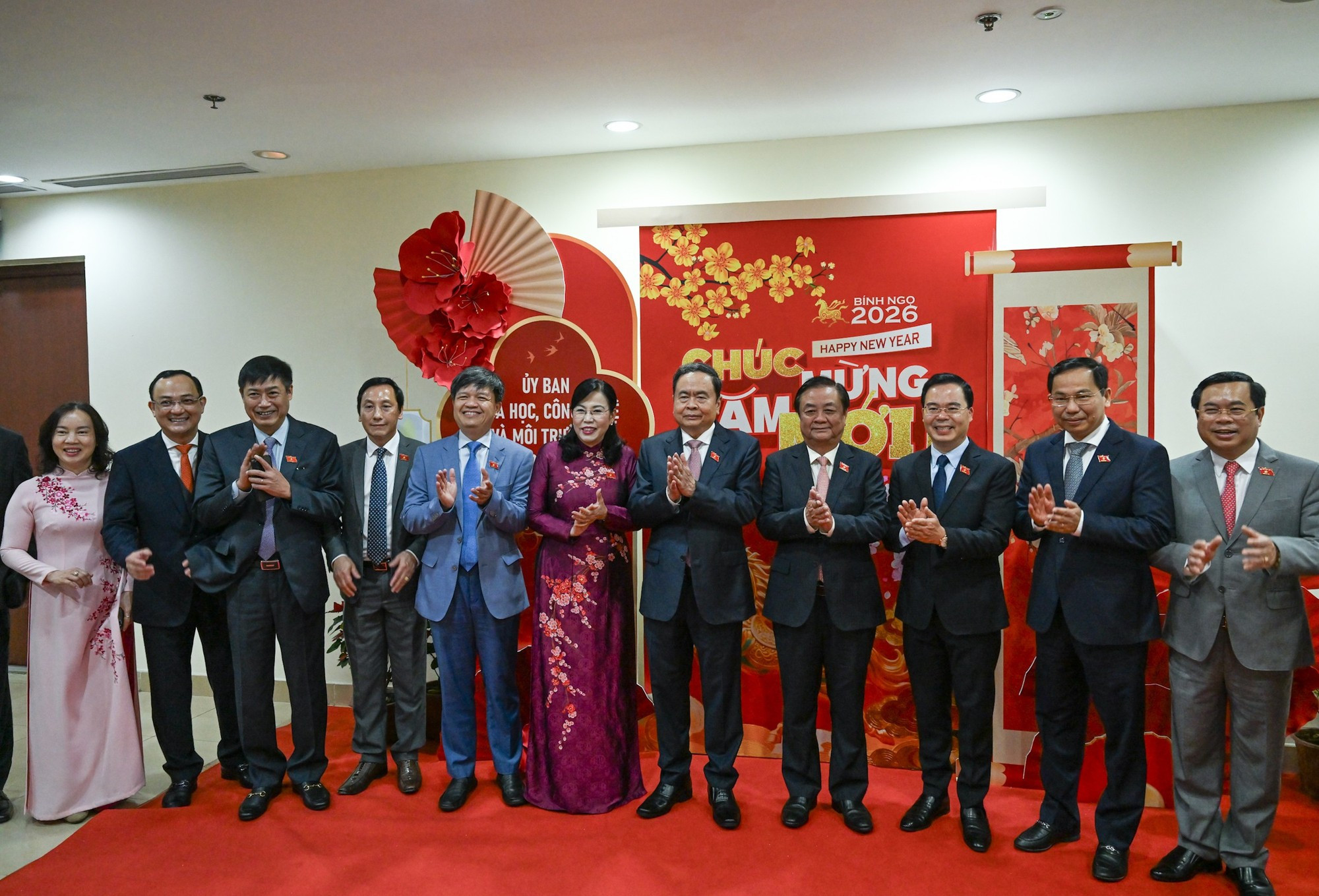 El titular de la Asamblea Nacional de Vietnam, Tran Thanh Man, y dirigentes del Comité de Ciencia, Tecnología y Medio Ambiente.