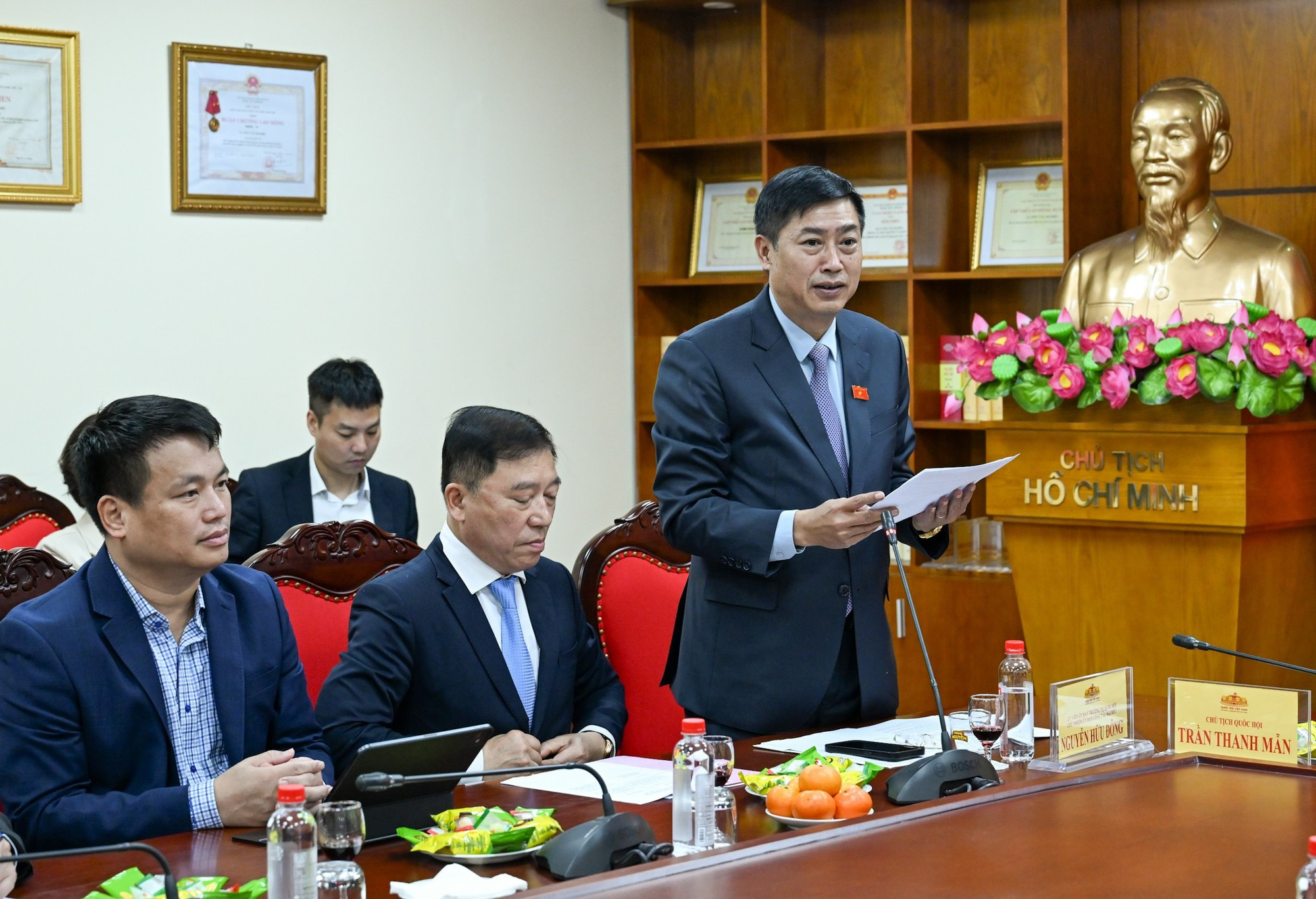 El jefe del Comité de Asuntos de Diputados, Nguyen Huu Dong, presenta un informe.