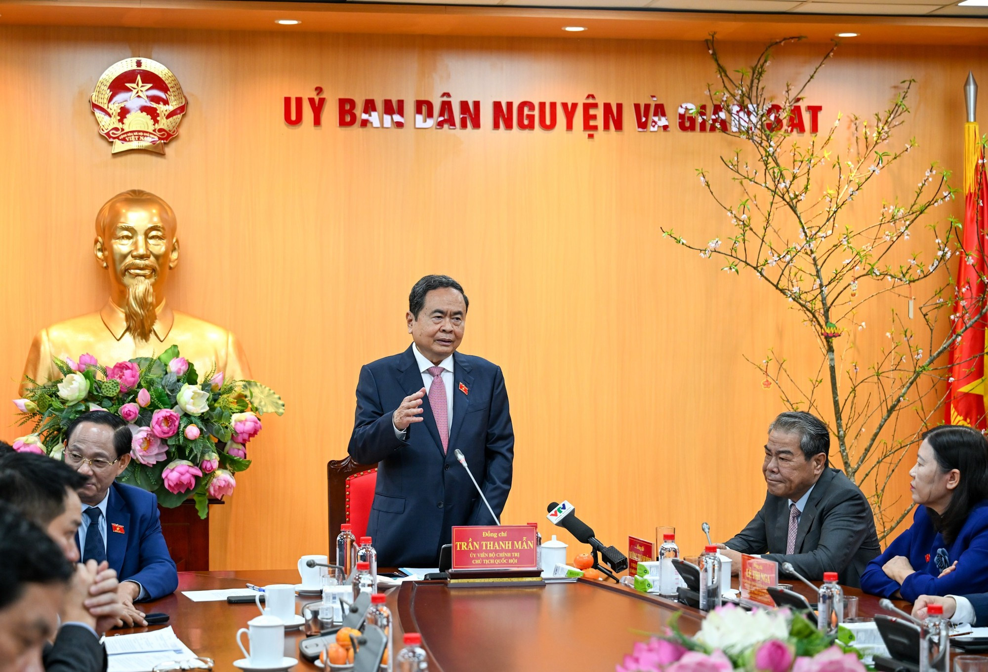 El presidente de la Asamblea Nacional de Vietnam, Tran Thanh Man, interviene en el encuentro con el Comité de Aspiración del Pueblo y Supervisión.