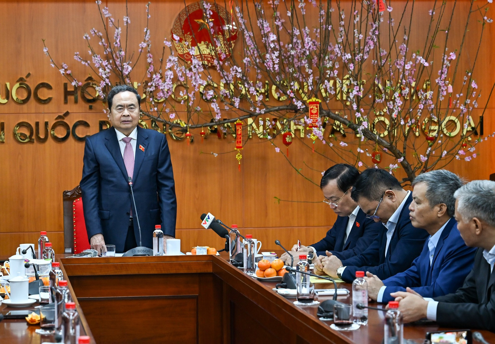 El presidente de la Asamblea Nacional de Vietnam, Tran Thanh Man, habla en el encuentro con el Comité de Defensa, Seguridad y Asuntos Exteriores.