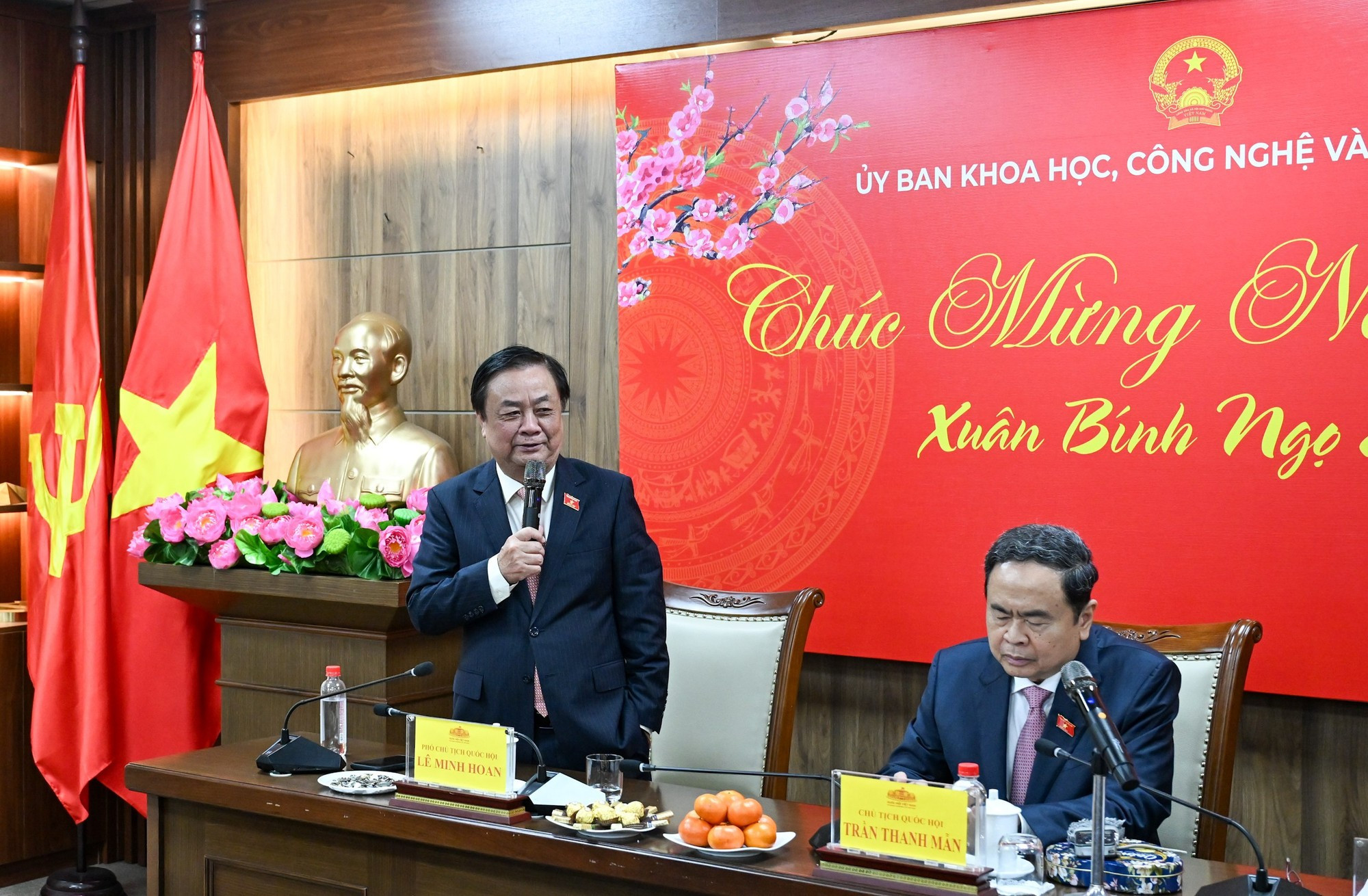 El subtitular de la Asamblea Nacional de Vietnam, Le Minh Hoan, habla en la cita.