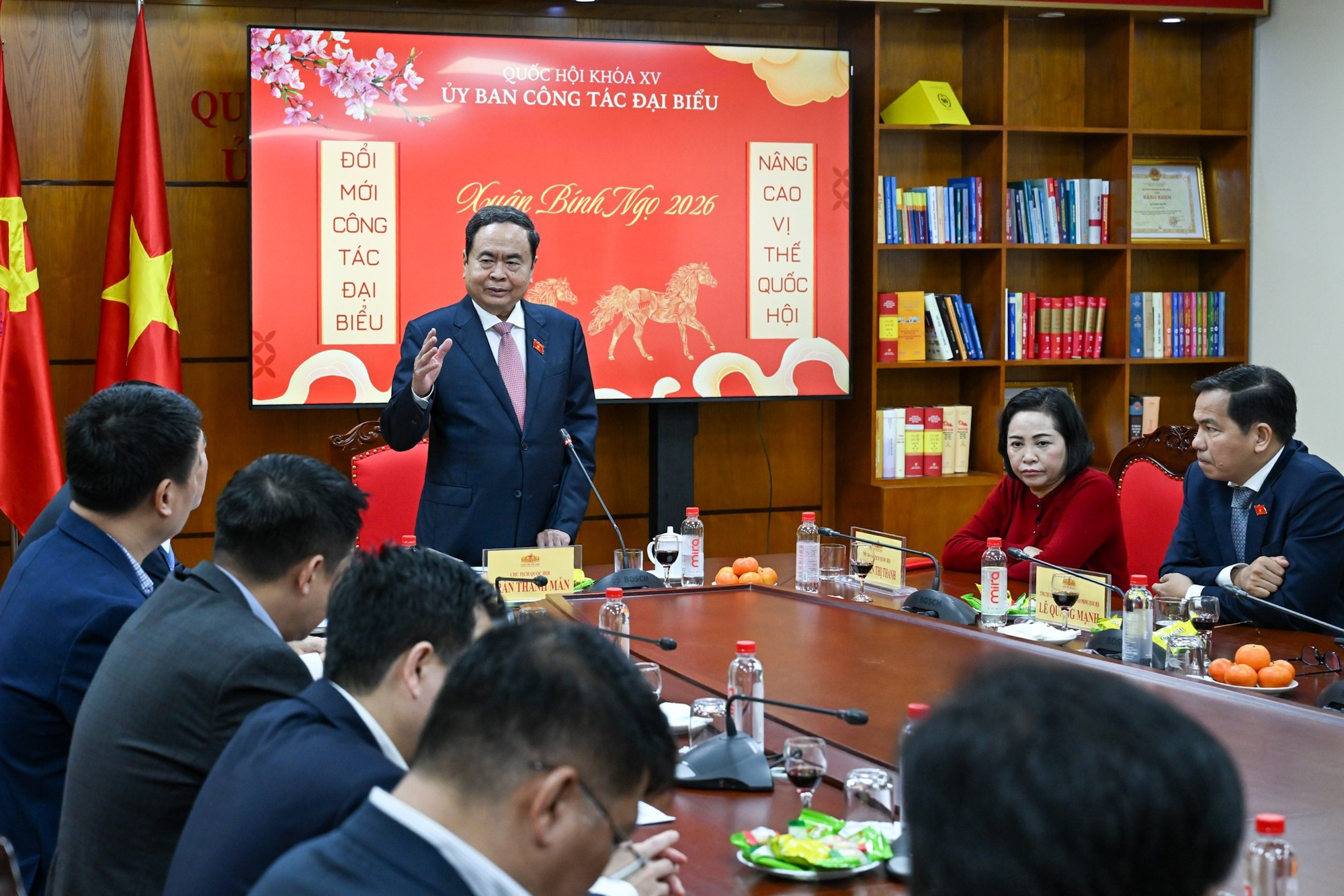 El presidente de la Asamblea Nacional de Vietnam, Tran Thanh Man, habla en el encuentro con el Comité de Asuntos de Diputados.