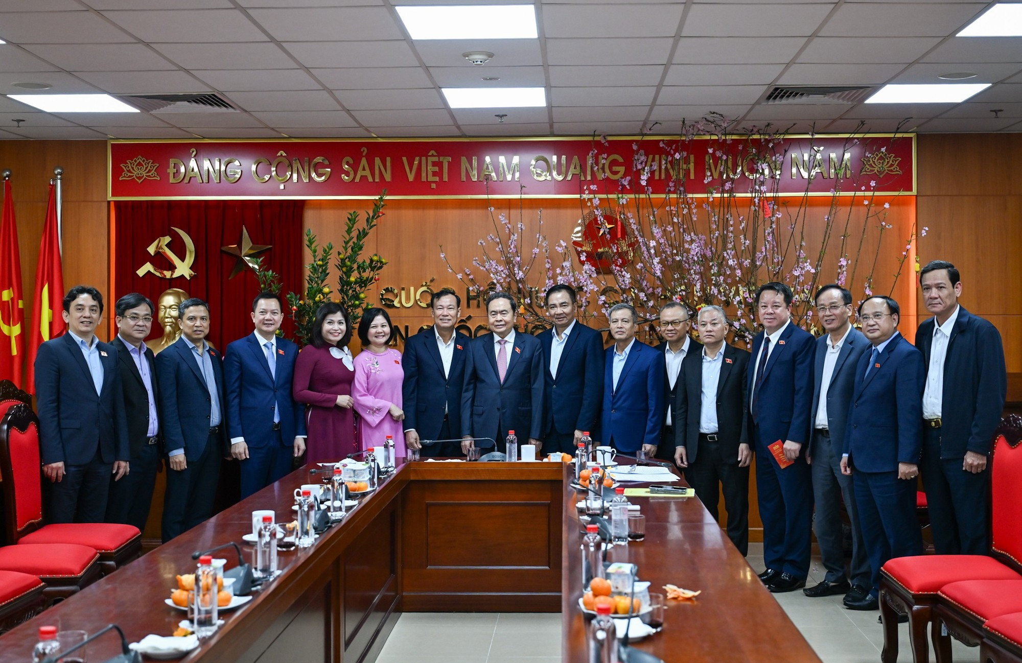 El presidente de la Asamblea Nacional de Vietnam, Tran Thanh Man, y la Junta Permanente del Comité de Defensa, Seguridad y Asuntos Exteriores.